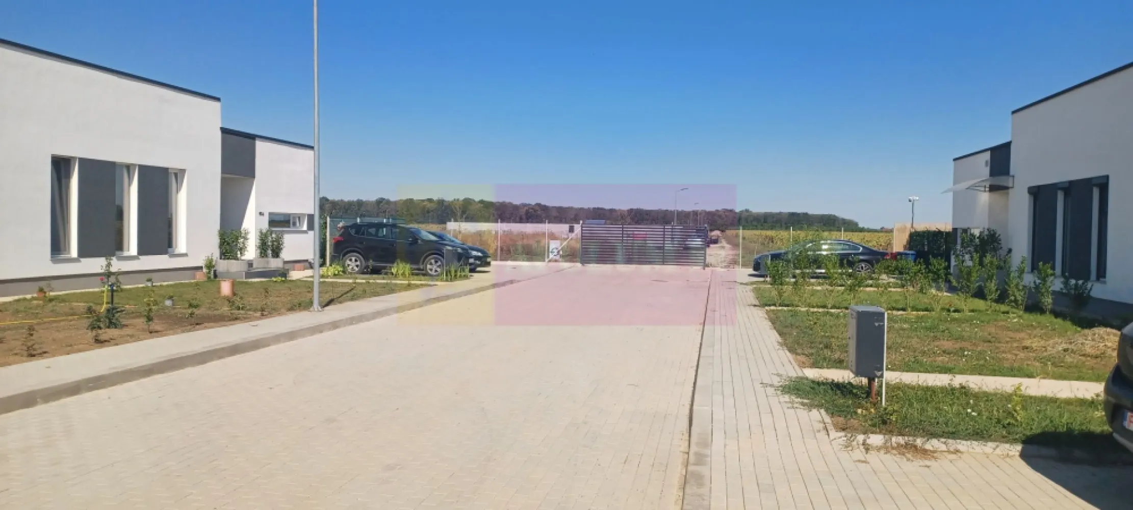Săbăreni, casă nouă 116 mp utili, curte 608, în apropierea pădurii - Complexul rezidențial este amplasat în partea nord-vestică a Bucurestiului, la aproximativ 11 km de Soseaua de Centură, în localitatea Săbăreni si este învecinat la nord cu Pădurea Cereanca și la est cu Pădurea Râioasa. Există mai multe variante de acces către Bucuresti: prin DN7, Chitila în Sectorul 1 / prin Dragomiresti si Chiajna în Militari sau pe Autostrada Bucuresti-Pitesti, prin Joița. In curând vom beneficia de alte 2 opțiuni: Autostrada A0 și Drumul Radial Calea Giulesti - Drumul Săbăreni. Complexul rezidențial se întinde pe o suprafață de 24.500 mp si este alcătuit din 34 de locuințe tip parter. Casele au o suprafață construită de 158 mp, din care 116 mp utili, sunt alcătuite din 4 camere + dependințe iar curtile au câte 608 mp fiecare. Primele 8 imobile au fost finalizate, receptionate și vândute. Acum se lucrează la următorul lot de 8 locuințe. Strada, trotuarele și locurile de parcare din complex sunt pavate. Fiecare imobil beneficiază de încălzire prin pardoseală și centrală individuală pe gaze, în condensatie. Incăperile sunt spatioase si luminoase; au 2,80 m înăltime. Ferestrele sunt Salamander cu geamuri tripan. Casele beneficiază de instalație de aer conditionat preinstalată, atât in living cât și in cele 3 dormitoare. O parte dintre finisajele interioare: gresie, faință, parchet, obiecte sanitare, usi interioare, pot fi alese de cumpărători, într-un buget stabilit de comun acord. Casele se vând finisate complet dar nemobilate. Imaginile sunt de la o locuință vândută. Următoarele 2 case vor fi finalizate în maxim 3 luni. Pret 139.000EUR, cu TVA 21% inclus. Nu se plătește comision