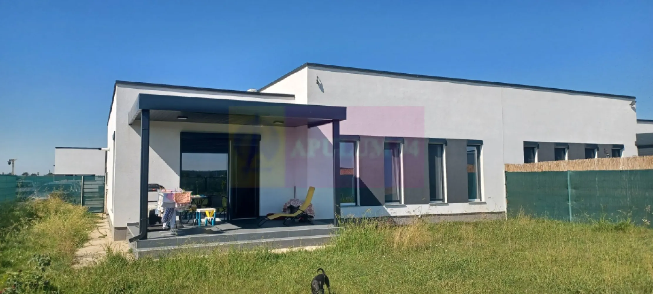 Săbăreni, casă nouă 116 mp utili, curte 608, în apropierea pădurii - Complexul rezidențial este amplasat în partea nord-vestică a Bucurestiului, la aproximativ 11 km de Soseaua de Centură, în localitatea Săbăreni si este învecinat la nord cu Pădurea Cereanca și la est cu Pădurea Râioasa. Există mai multe variante de acces către Bucuresti: prin DN7, Chitila în Sectorul 1 / prin Dragomiresti si Chiajna în Militari sau pe Autostrada Bucuresti-Pitesti, prin Joița. In curând vom beneficia de alte 2 opțiuni: Autostrada A0 și Drumul Radial Calea Giulesti - Drumul Săbăreni. Complexul rezidențial se întinde pe o suprafață de 24.500 mp si este alcătuit din 34 de locuințe tip parter. Casele au o suprafață construită de 158 mp, din care 116 mp utili, sunt alcătuite din 4 camere + dependințe iar curtile au câte 608 mp fiecare. Primele 8 imobile au fost finalizate, receptionate și vândute. Acum se lucrează la următorul lot de 8 locuințe. Strada, trotuarele și locurile de parcare din complex sunt pavate. Fiecare imobil beneficiază de încălzire prin pardoseală și centrală individuală pe gaze, în condensatie. Incăperile sunt spatioase si luminoase; au 2,80 m înăltime. Ferestrele sunt Salamander cu geamuri tripan. Casele beneficiază de instalație de aer conditionat preinstalată, atât in living cât și in cele 3 dormitoare. O parte dintre finisajele interioare: gresie, faință, parchet, obiecte sanitare, usi interioare, pot fi alese de cumpărători, într-un buget stabilit de comun acord. Casele se vând finisate complet dar nemobilate. Imaginile sunt de la o locuință vândută. Următoarele 2 case vor fi finalizate în maxim 3 luni. Pret 139.000EUR, cu TVA 21% inclus. Nu se plătește comision
