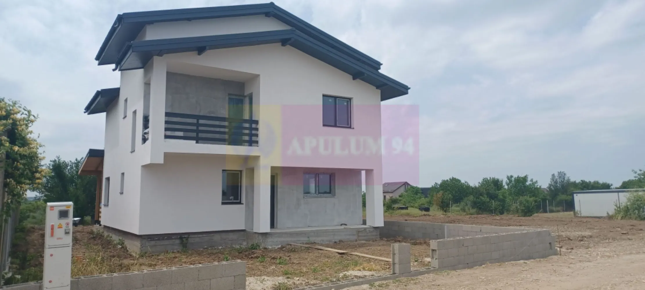Săbăreni, casă p+1E+m, 5 camere, 3 bai, terasă acoperită, CT - Vila se află în localitatea Săbăreni, la 11 km de Bucuresti, lângă Soseaua de Centură, Autostrada A0, cu acces si din Militari, prin Chiajna si Dragomirești sau prin Chitila si DN7. Locuința are structura de rezistență din beton armat si zidărie din cărămidă, este tencuită, peretii sunt gletuiti, finisați si zugraviti. Ferestrele sunt Salamander cu geamuri tripan, instalatie electrică, sanitară, termică, încălzire în pardoseală, centrală termică pe gaze în condensatie. Casa este izolată termic cu polistiren de 100 mm cu EPS 80 iar tencuiala decorativă este siliconată. Finisajele interioare (parchet, gresie, faianță, uși, obiecte sanitare în băi) pot fi alese de cumpărător, in limitele unui buget convenit de comun acord. Locuința este compartimentată astfel: parter - living, dining, bucătărie, dormitor (birou), baie, hol, casa scarii, terasă acoperită, cameră tehnică și pivniță hidroizoltă iar la etaj - 3 dormitoare, 2 băi, hol si balcon. In plus casa are o mansardă înaltă, luminoasă de aproximativ 50 mp. Curtea are 435 mp, va fi împrejmuită, cu trotuare in jurul casei, alee pietonală si auto. Termen de finalizare 2 luni. Se poate cumpăra cu credit bancar. Pret, la cheie, 186.000 EUR. Nu se plătește TVA sau comision.