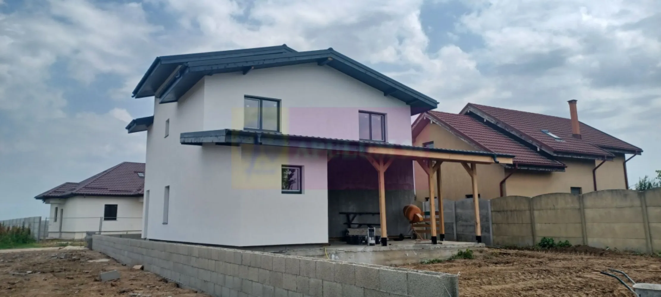 Săbăreni, casă p+1E+m, 5 camere, 3 bai, terasă acoperită, CT - Vila se află în localitatea Săbăreni, la 11 km de Bucuresti, lângă Soseaua de Centură, Autostrada A0, cu acces si din Militari, prin Chiajna si Dragomirești sau prin Chitila si DN7. Locuința are structura de rezistență din beton armat si zidărie din cărămidă, este tencuită, peretii sunt gletuiti, finisați si zugraviti. Ferestrele sunt Salamander cu geamuri tripan, instalatie electrică, sanitară, termică, încălzire în pardoseală, centrală termică pe gaze în condensatie. Casa este izolată termic cu polistiren de 100 mm cu EPS 80 iar tencuiala decorativă este siliconată. Finisajele interioare (parchet, gresie, faianță, uși, obiecte sanitare în băi) pot fi alese de cumpărător, in limitele unui buget convenit de comun acord. Locuința este compartimentată astfel: parter - living, dining, bucătărie, dormitor (birou), baie, hol, casa scarii, terasă acoperită, cameră tehnică și pivniță hidroizoltă iar la etaj - 3 dormitoare, 2 băi, hol si balcon. In plus casa are o mansardă înaltă, luminoasă de aproximativ 50 mp. Curtea are 435 mp, va fi împrejmuită, cu trotuare in jurul casei, alee pietonală si auto. Termen de finalizare 2 luni. Se poate cumpăra cu credit bancar. Pret, la cheie, 186.000 EUR. Nu se plătește TVA sau comision.