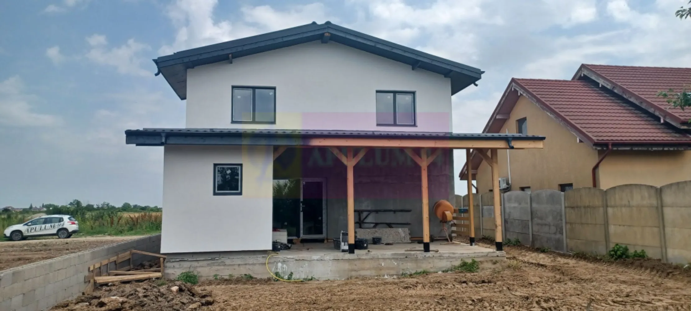 Săbăreni, casă p+1E+m, 5 camere, 3 bai, terasă acoperită, CT - Vila se află în localitatea Săbăreni, la 11 km de Bucuresti, lângă Soseaua de Centură, Autostrada A0, cu acces si din Militari, prin Chiajna si Dragomirești sau prin Chitila si DN7. Locuința are structura de rezistență din beton armat si zidărie din cărămidă, este tencuită, peretii sunt gletuiti, finisați si zugraviti. Ferestrele sunt Salamander cu geamuri tripan, instalatie electrică, sanitară, termică, încălzire în pardoseală, centrală termică pe gaze în condensatie. Casa este izolată termic cu polistiren de 100 mm cu EPS 80 iar tencuiala decorativă este siliconată. Finisajele interioare (parchet, gresie, faianță, uși, obiecte sanitare în băi) pot fi alese de cumpărător, in limitele unui buget convenit de comun acord. Locuința este compartimentată astfel: parter - living, dining, bucătărie, dormitor (birou), baie, hol, casa scarii, terasă acoperită, cameră tehnică și pivniță hidroizoltă iar la etaj - 3 dormitoare, 2 băi, hol si balcon. In plus casa are o mansardă înaltă, luminoasă de aproximativ 50 mp. Curtea are 435 mp, va fi împrejmuită, cu trotuare in jurul casei, alee pietonală si auto. Termen de finalizare 2 luni. Se poate cumpăra cu credit bancar. Pret, la cheie, 186.000 EUR. Nu se plătește TVA sau comision.