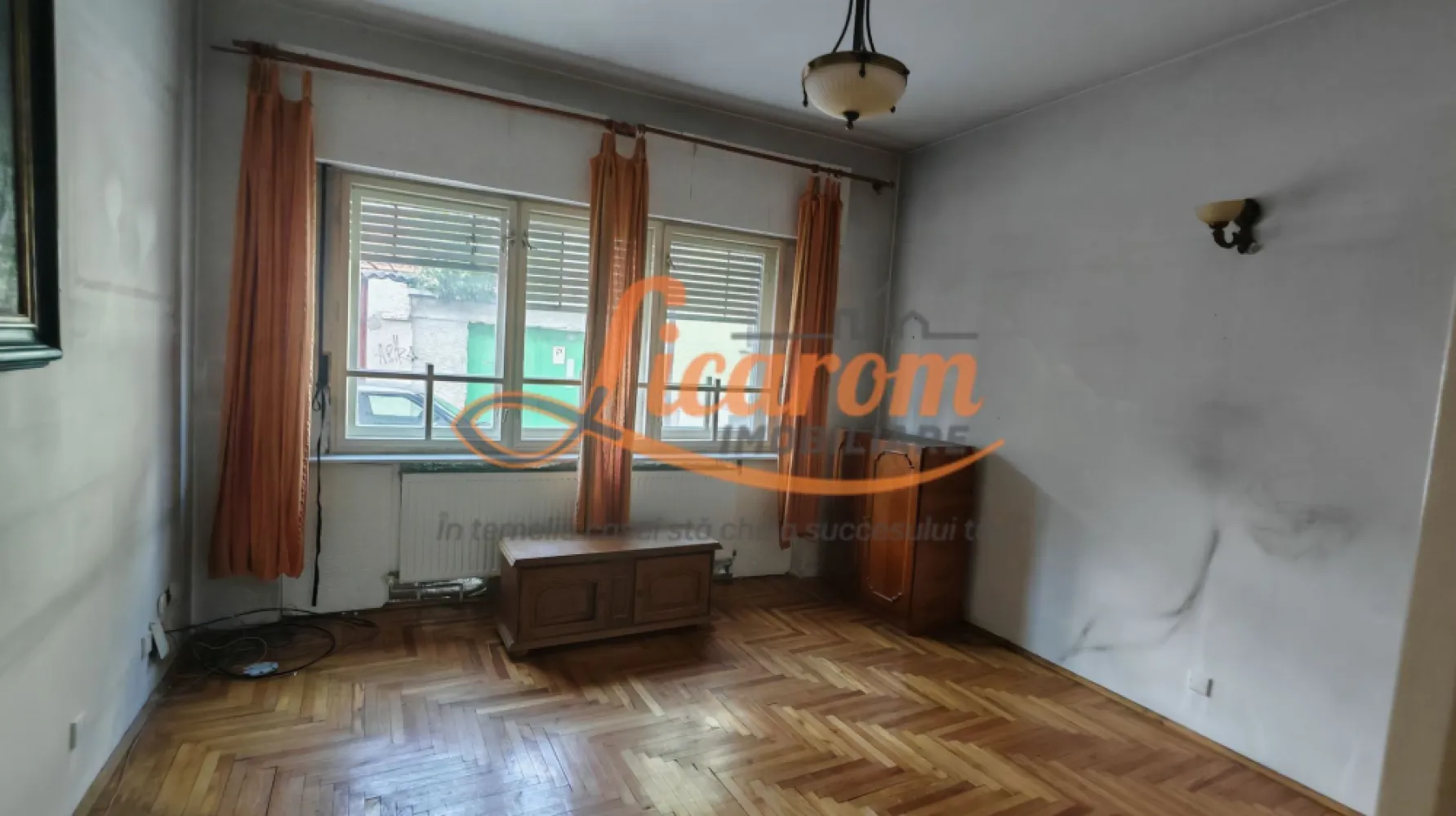 Casa PRETABILA DESTINATIE COMERCIALA,Brasovul Vechi,P+E, 3 cam - Agentia Licarom Imobiliare propune spre vanzare o casa IDEALA CA SEDIU DE FIRMA zona Brasovul Vechi- Nicopole.,in imediata apropiere a caminelor de studenti din zona MEMORANDULUI.
Casa este dipusa pe P+E, amprenta este de 67 mp iar suprafata utila este de 103 mp .

Imobilul este situat la 5 minute de mers cu masina de,Piata Sfatului,de Livada Postei iar in zona avem gradinite, scoli si magazine , acces usor la mijloacele de transport in comun . 

La parter imobilul este compus din hol, casa scarii, dormitor, bucatarie, baie si camara iar etajul este compus din 2 dormitoare, hol, si o logie mare pe unde se face accesul la pod. 

Casa nu are curte si este bransata de la gaz avand centrala proprie, curent ,apa si canal

ESTE LIBERA LA VANZARE ,predarea putandu-se face la semnarea actelor. 

Proprietatea se poate transforma cu investitii minime in SPATII DE INCHIRIAT REGIM HOTELIER , sau se poate folosi ca SEDIU FIRMA,fiind o buna ocazie de investitie . 

PRETUL este 165000 euro,negociabil.

Pentru mai multe detalii sau vizionari,nu ezitati sa ne contactati la telefon 0741059397 Consultant imobiliar Calin si 0723985424 Consultant imobiliar Liliana.
