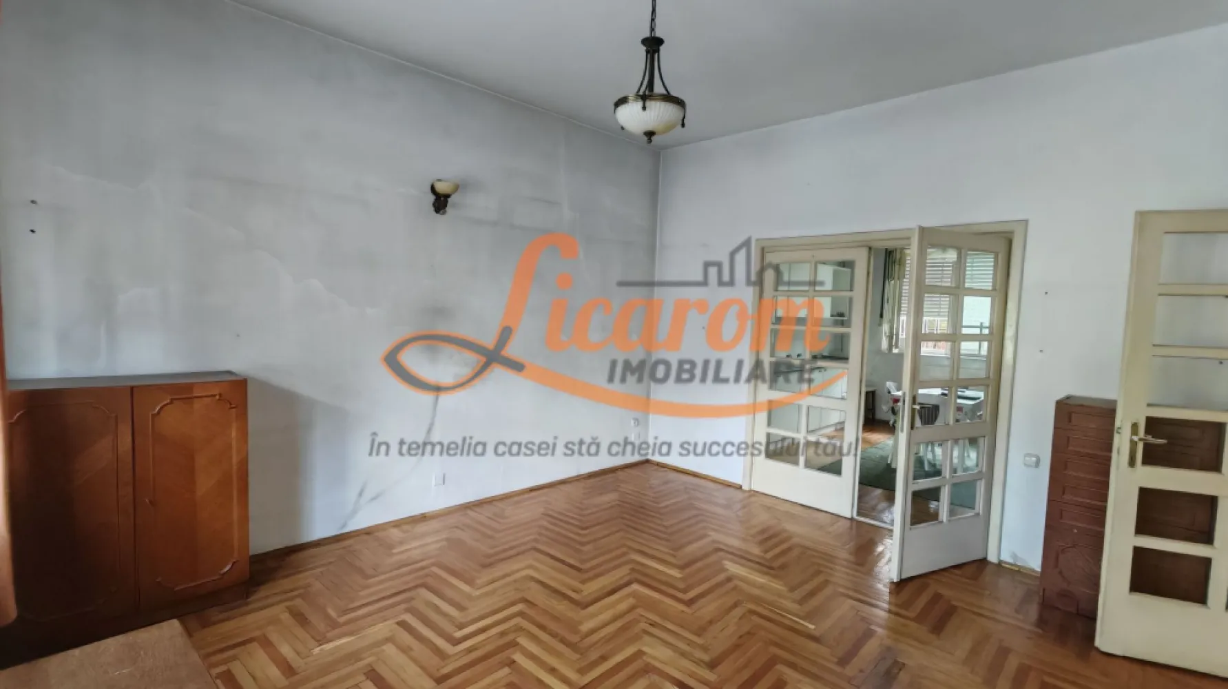 Casa PRETABILA DESTINATIE COMERCIALA,Brasovul Vechi,P+E, 3 cam - Agentia Licarom Imobiliare propune spre vanzare o casa IDEALA CA SEDIU DE FIRMA zona Brasovul Vechi- Nicopole.,in imediata apropiere a caminelor de studenti din zona MEMORANDULUI.
Casa este dipusa pe P+E, amprenta este de 67 mp iar suprafata utila este de 103 mp .

Imobilul este situat la 5 minute de mers cu masina de,Piata Sfatului,de Livada Postei iar in zona avem gradinite, scoli si magazine , acces usor la mijloacele de transport in comun . 

La parter imobilul este compus din hol, casa scarii, dormitor, bucatarie, baie si camara iar etajul este compus din 2 dormitoare, hol, si o logie mare pe unde se face accesul la pod. 

Casa nu are curte si este bransata de la gaz avand centrala proprie, curent ,apa si canal

ESTE LIBERA LA VANZARE ,predarea putandu-se face la semnarea actelor. 

Proprietatea se poate transforma cu investitii minime in SPATII DE INCHIRIAT REGIM HOTELIER , sau se poate folosi ca SEDIU FIRMA,fiind o buna ocazie de investitie . 

PRETUL este 165000 euro,negociabil.

Pentru mai multe detalii sau vizionari,nu ezitati sa ne contactati la telefon 0741059397 Consultant imobiliar Calin si 0723985424 Consultant imobiliar Liliana.