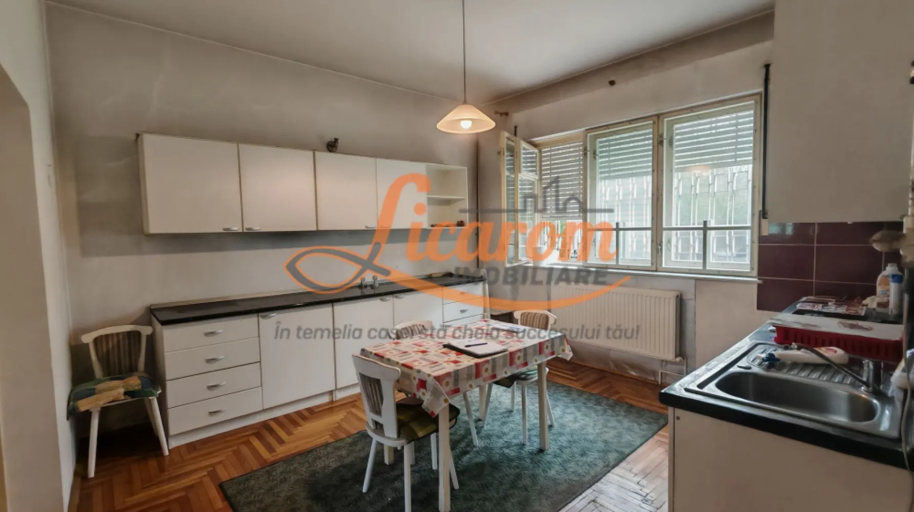 Casa PRETABILA DESTINATIE COMERCIALA,Brasovul Vechi,P+E, 3 cam - Agentia Licarom Imobiliare propune spre vanzare o casa IDEALA CA SEDIU DE FIRMA zona Brasovul Vechi- Nicopole.,in imediata apropiere a caminelor de studenti din zona MEMORANDULUI.
Casa este dipusa pe P+E, amprenta este de 67 mp iar suprafata utila este de 103 mp .

Imobilul este situat la 5 minute de mers cu masina de,Piata Sfatului,de Livada Postei iar in zona avem gradinite, scoli si magazine , acces usor la mijloacele de transport in comun . 

La parter imobilul este compus din hol, casa scarii, dormitor, bucatarie, baie si camara iar etajul este compus din 2 dormitoare, hol, si o logie mare pe unde se face accesul la pod. 

Casa nu are curte si este bransata de la gaz avand centrala proprie, curent ,apa si canal

ESTE LIBERA LA VANZARE ,predarea putandu-se face la semnarea actelor. 

Proprietatea se poate transforma cu investitii minime in SPATII DE INCHIRIAT REGIM HOTELIER , sau se poate folosi ca SEDIU FIRMA,fiind o buna ocazie de investitie . 

PRETUL este 165000 euro,negociabil.

Pentru mai multe detalii sau vizionari,nu ezitati sa ne contactati la telefon 0741059397 Consultant imobiliar Calin si 0723985424 Consultant imobiliar Liliana.