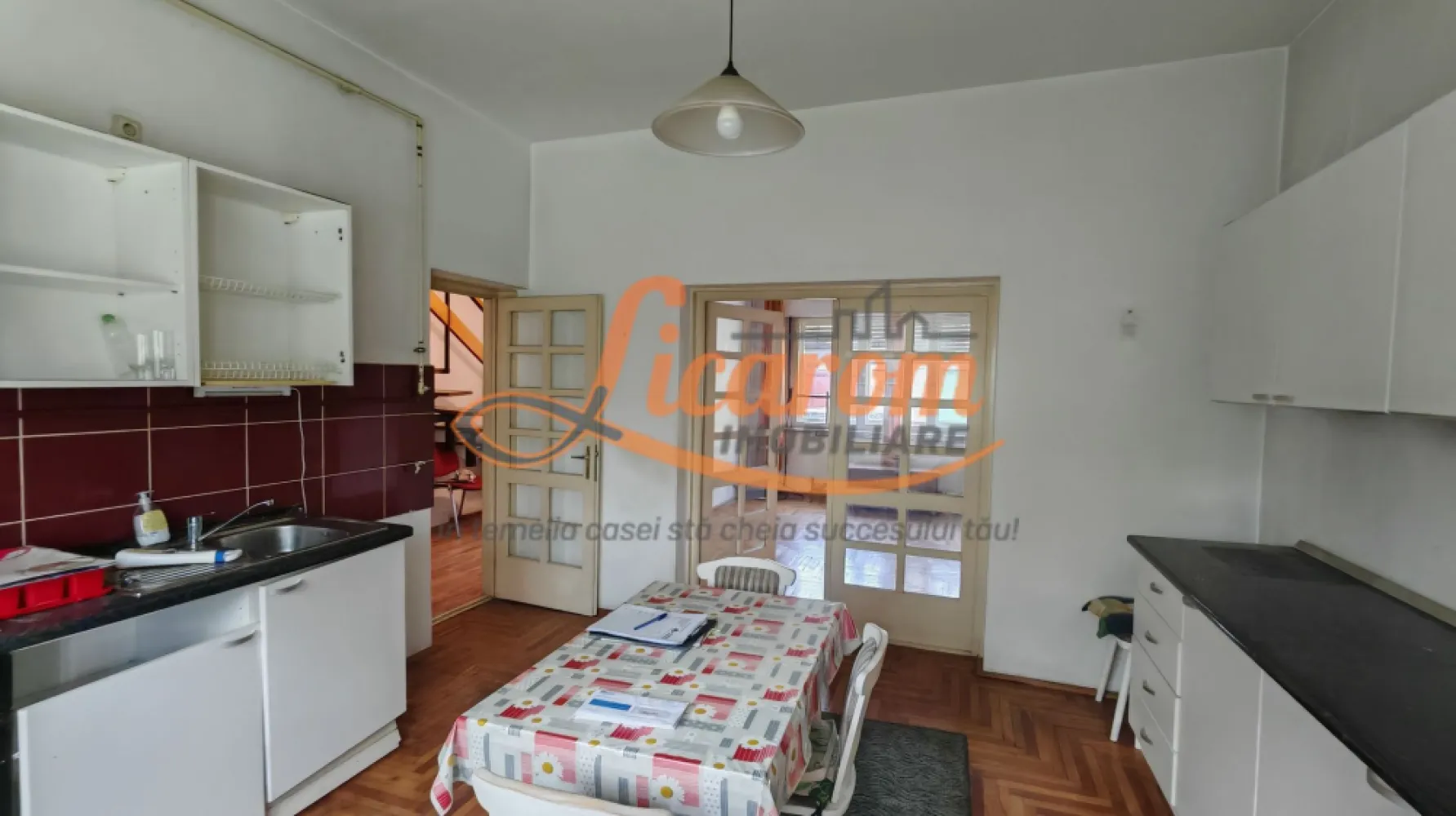 Casa PRETABILA DESTINATIE COMERCIALA,Brasovul Vechi,P+E, 3 cam - Agentia Licarom Imobiliare propune spre vanzare o casa IDEALA CA SEDIU DE FIRMA zona Brasovul Vechi- Nicopole.,in imediata apropiere a caminelor de studenti din zona MEMORANDULUI.
Casa este dipusa pe P+E, amprenta este de 67 mp iar suprafata utila este de 103 mp .

Imobilul este situat la 5 minute de mers cu masina de,Piata Sfatului,de Livada Postei iar in zona avem gradinite, scoli si magazine , acces usor la mijloacele de transport in comun . 

La parter imobilul este compus din hol, casa scarii, dormitor, bucatarie, baie si camara iar etajul este compus din 2 dormitoare, hol, si o logie mare pe unde se face accesul la pod. 

Casa nu are curte si este bransata de la gaz avand centrala proprie, curent ,apa si canal

ESTE LIBERA LA VANZARE ,predarea putandu-se face la semnarea actelor. 

Proprietatea se poate transforma cu investitii minime in SPATII DE INCHIRIAT REGIM HOTELIER , sau se poate folosi ca SEDIU FIRMA,fiind o buna ocazie de investitie . 

PRETUL este 165000 euro,negociabil.

Pentru mai multe detalii sau vizionari,nu ezitati sa ne contactati la telefon 0741059397 Consultant imobiliar Calin si 0723985424 Consultant imobiliar Liliana.
