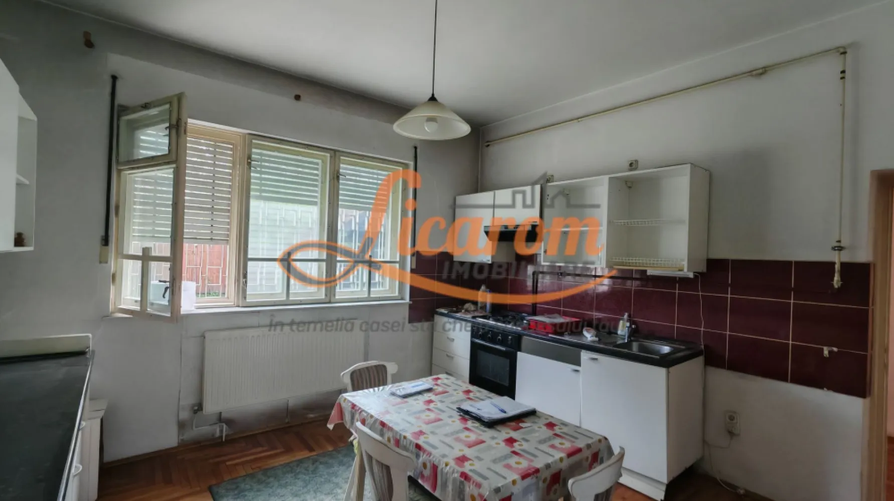 Casa PRETABILA DESTINATIE COMERCIALA,Brasovul Vechi,P+E, 3 cam - Agentia Licarom Imobiliare propune spre vanzare o casa IDEALA CA SEDIU DE FIRMA zona Brasovul Vechi- Nicopole.,in imediata apropiere a caminelor de studenti din zona MEMORANDULUI.
Casa este dipusa pe P+E, amprenta este de 67 mp iar suprafata utila este de 103 mp .

Imobilul este situat la 5 minute de mers cu masina de,Piata Sfatului,de Livada Postei iar in zona avem gradinite, scoli si magazine , acces usor la mijloacele de transport in comun . 

La parter imobilul este compus din hol, casa scarii, dormitor, bucatarie, baie si camara iar etajul este compus din 2 dormitoare, hol, si o logie mare pe unde se face accesul la pod. 

Casa nu are curte si este bransata de la gaz avand centrala proprie, curent ,apa si canal

ESTE LIBERA LA VANZARE ,predarea putandu-se face la semnarea actelor. 

Proprietatea se poate transforma cu investitii minime in SPATII DE INCHIRIAT REGIM HOTELIER , sau se poate folosi ca SEDIU FIRMA,fiind o buna ocazie de investitie . 

PRETUL este 165000 euro,negociabil.

Pentru mai multe detalii sau vizionari,nu ezitati sa ne contactati la telefon 0741059397 Consultant imobiliar Calin si 0723985424 Consultant imobiliar Liliana.