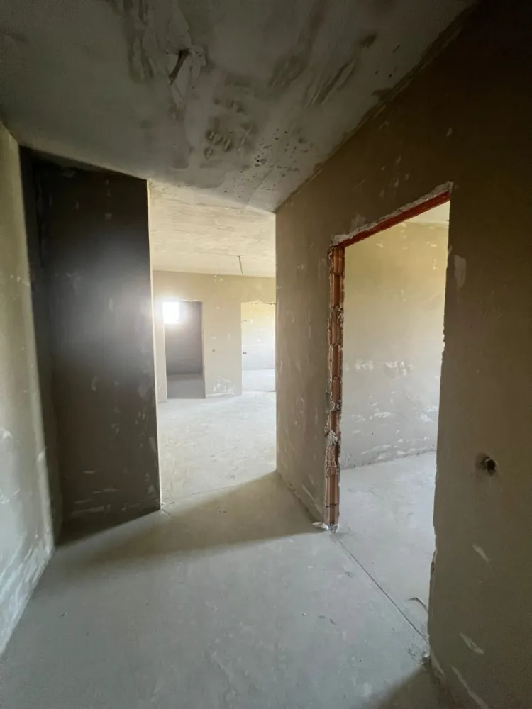 Apartament nou de vânzare în Tălmaciu – 3 Camere, 71.5mp - Descoperă confortul unui apartament modern cu 3 camere, finisat la alb, pregătit pentru amenajarea după gustul tău! Suprafață utilă: 71.5 mp &nbsp;Tălmaciu, zonă liniștită și aproape de toate punctele de interes.&nbsp;Detalii:Living spațios cu bucătărie open space2 dormitoare, 1 baieÎncălzire în pardosealăGeamuri termopan și centrală termică proprieInterfon cu cameră video, internet, lift1 loc de parcare inclus în preț&nbsp;Etaje disponibile: 1, 2, 3, 4, 5. &nbsp;Preț: 1.450 euro/mp ideal pentru locuit sau investiție – apartamente noi, bine compartimentate și cu dotări moderne!