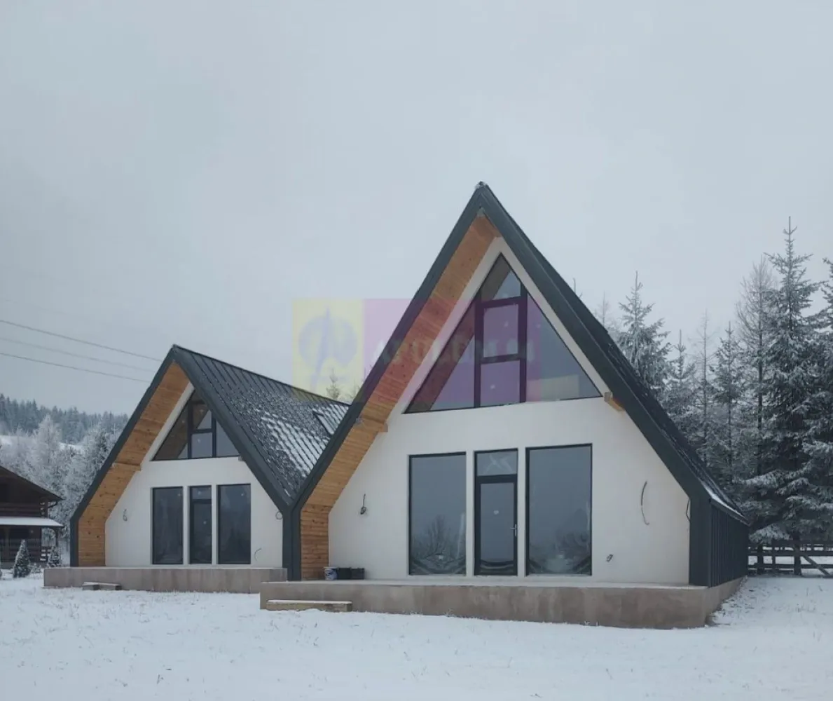 Vila A Frame de vanzare in Valea Doftanei - ILĂ A-FRAME DE VÂNZARE – VALEA DOFTANEI

Natură, liniște și un peisaj spectaculos într-una dintre cele mai apreciate zone montane din Prahova

Descoperă o proprietate specială, cu arhitectură modernă de tip A-Frame, amplasată într-un cadru natural superb, în localitatea Valea Doftanei – locul ideal pentru relaxare, casă de vacanță sau investiție turistică.

Vila este construită pe un teren de 400 mp și are o suprafață totală de aproximativ 130 mp, compartimentată eficient astfel:

Parter – 83 mp
Mansardă – 52 mp

Compartimentarea include:
• 3 dormitoare
• living generos
• bucătărie
• 2 băi
• cameră tehnică
• holuri și spații de depozitare

Proprietatea dispune de:
- instalație electrică realizată
- utilități funcționale – curent, apă, cablu/internet
- acces facil
- zonă retrasă, înconjurată de natură

Interiorul este nefinisat, oferind viitorului proprietar posibilitatea de a amenaja spațiul exact după propriul gust și stil.

Arhitectura A-Frame oferă un design spectaculos, lumină naturală din abundență și o atmosferă caldă, perfectă pentru iubitorii de munte și natură.

 O proprietate cu potențial excelent pentru:
• casă de vacanță
• regim hotelier / Airbnb
• retreat privat
• locuință permanentă într-o zonă liniștită și aerisită

Pentru informații suplimentare și vizionări:
Agenția imobiliară Mervani – 0729 935 536