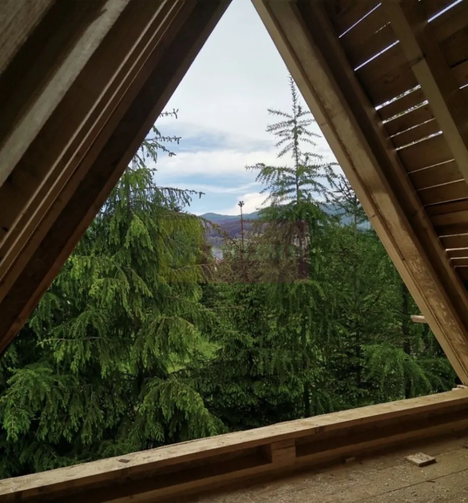 Vila A Frame de vanzare in Valea Doftanei - ILĂ A-FRAME DE VÂNZARE – VALEA DOFTANEI

Natură, liniște și un peisaj spectaculos într-una dintre cele mai apreciate zone montane din Prahova

Descoperă o proprietate specială, cu arhitectură modernă de tip A-Frame, amplasată într-un cadru natural superb, în localitatea Valea Doftanei – locul ideal pentru relaxare, casă de vacanță sau investiție turistică.

Vila este construită pe un teren de 400 mp și are o suprafață totală de aproximativ 130 mp, compartimentată eficient astfel:

Parter – 83 mp
Mansardă – 52 mp

Compartimentarea include:
• 3 dormitoare
• living generos
• bucătărie
• 2 băi
• cameră tehnică
• holuri și spații de depozitare

Proprietatea dispune de:
- instalație electrică realizată
- utilități funcționale – curent, apă, cablu/internet
- acces facil
- zonă retrasă, înconjurată de natură

Interiorul este nefinisat, oferind viitorului proprietar posibilitatea de a amenaja spațiul exact după propriul gust și stil.

Arhitectura A-Frame oferă un design spectaculos, lumină naturală din abundență și o atmosferă caldă, perfectă pentru iubitorii de munte și natură.

 O proprietate cu potențial excelent pentru:
• casă de vacanță
• regim hotelier / Airbnb
• retreat privat
• locuință permanentă într-o zonă liniștită și aerisită

Pentru informații suplimentare și vizionări:
Agenția imobiliară Mervani – 0729 935 536