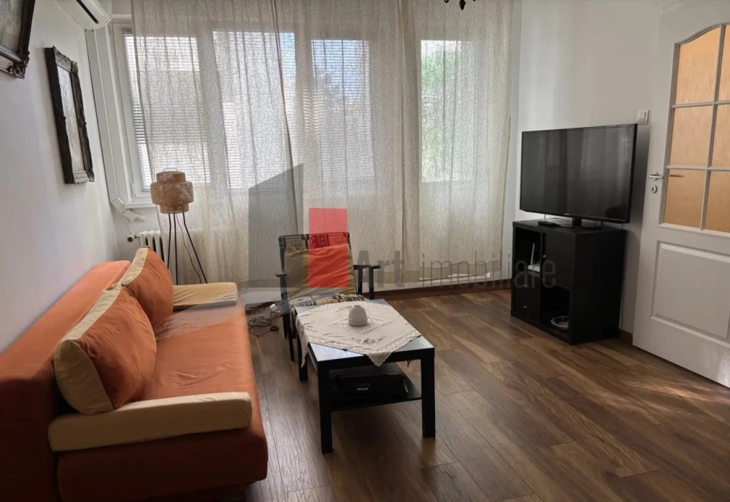 0% Comision, Apartament 2 camere, et 1/7, zona 1 Mai - 0% Comision, Vânzare Apartament 2 camere – Zona 1 Mai | Etaj 1 | Metrou în Proximitate | Balcon 4.75 mp

Se oferă spre vânzare un apartament cu 2 camere, semidecomandat, situat în zona 1 Mai, una dintre cele mai căutate locații din sectorul 1 datorită accesului rapid către toate punctele de interes ale orașului. Locuința se află la etajul 1 al unui imobil cu 7 niveluri, oferind un echilibru perfect între accesibilitate și confort.

Proprietatea este complet mobilată și utilată, fiind o opțiune excelentă atât pentru locuit, cât și pentru investiție în vederea închirierii, datorită cererii ridicate din zonă. Apartamentul beneficiază de o poziționare strategică, stația de metrou 1 Mai aflându-se la doar câteva minute de mers pe jos.

Detalii spațiu:

Suprafață utilă 43.48 mp ( nu a fost inclus balconul) bine compartimentată, ce include un balcon de 4.75 mp

Situat la etajul 1 al unui imobil cu 7 niveluri dotat cu lift

Compartimentare semidecomandată ce maximizează spațiul locuibil

Complet mobilat și utilat, gata pentru mutare imediată

Locuință bine întreținută, cu o compartimentare practică

Utilități și facilități:

Sistem de încălzire prin rețeaua de termoficare a orașului

Toate utilitățile disponibile respectiv apă, gaz, curent și canalizare

Dotări electrocasnice complete incluse în prețul de vânzare

Balcon spațios de 5 mp, ideal pentru relaxare sau depozitare

Contorizare individuală pentru un management eficient al costurilor

Avantaje:

Localizare strategică în zona 1 Mai, la câteva minute de mers pe jos de stația de metrou

Acces facil la etajul 1, fiind o variantă preferată de mulți cumpărători

Proximitate imediată față de piețe, supermarketuri, bănci și parcuri

Potențial ridicat pentru închiriere datorită poziției și dotărilor

Zonă sigură și consacrată, cu infrastructură urbană completă

Condiții de vânzare:

Toate actele sunt disponibile pentru finalizarea tranzacției

Disponibilitate pentru vizionări cu programare prealabilă

Pentru mai multe detalii sau pentru programarea unei vizionări, vă stăm la dispoziție.