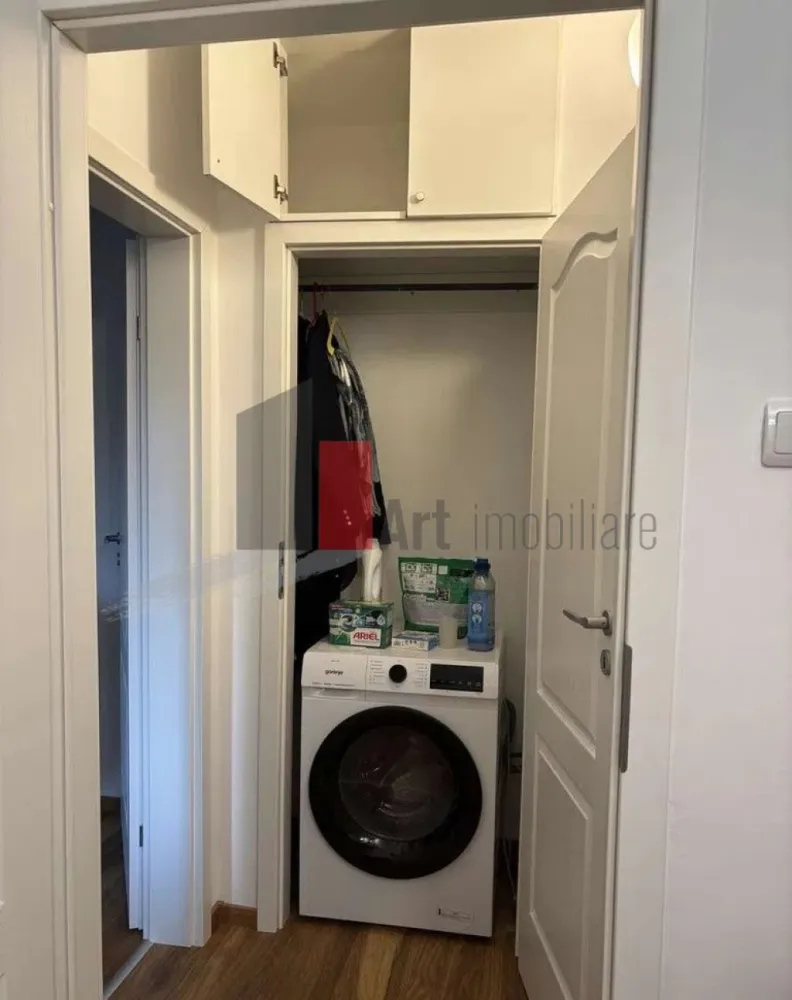 0% Comision, Apartament 2 camere, et 1/7, zona 1 Mai - 0% Comision, Vânzare Apartament 2 camere – Zona 1 Mai | Etaj 1 | Metrou în Proximitate | Balcon 4.75 mp

Se oferă spre vânzare un apartament cu 2 camere, semidecomandat, situat în zona 1 Mai, una dintre cele mai căutate locații din sectorul 1 datorită accesului rapid către toate punctele de interes ale orașului. Locuința se află la etajul 1 al unui imobil cu 7 niveluri, oferind un echilibru perfect între accesibilitate și confort.

Proprietatea este complet mobilată și utilată, fiind o opțiune excelentă atât pentru locuit, cât și pentru investiție în vederea închirierii, datorită cererii ridicate din zonă. Apartamentul beneficiază de o poziționare strategică, stația de metrou 1 Mai aflându-se la doar câteva minute de mers pe jos.

Detalii spațiu:

Suprafață utilă 43.48 mp ( nu a fost inclus balconul) bine compartimentată, ce include un balcon de 4.75 mp

Situat la etajul 1 al unui imobil cu 7 niveluri dotat cu lift

Compartimentare semidecomandată ce maximizează spațiul locuibil

Complet mobilat și utilat, gata pentru mutare imediată

Locuință bine întreținută, cu o compartimentare practică

Utilități și facilități:

Sistem de încălzire prin rețeaua de termoficare a orașului

Toate utilitățile disponibile respectiv apă, gaz, curent și canalizare

Dotări electrocasnice complete incluse în prețul de vânzare

Balcon spațios de 5 mp, ideal pentru relaxare sau depozitare

Contorizare individuală pentru un management eficient al costurilor

Avantaje:

Localizare strategică în zona 1 Mai, la câteva minute de mers pe jos de stația de metrou

Acces facil la etajul 1, fiind o variantă preferată de mulți cumpărători

Proximitate imediată față de piețe, supermarketuri, bănci și parcuri

Potențial ridicat pentru închiriere datorită poziției și dotărilor

Zonă sigură și consacrată, cu infrastructură urbană completă

Condiții de vânzare:

Toate actele sunt disponibile pentru finalizarea tranzacției

Disponibilitate pentru vizionări cu programare prealabilă

Pentru mai multe detalii sau pentru programarea unei vizionări, vă stăm la dispoziție.