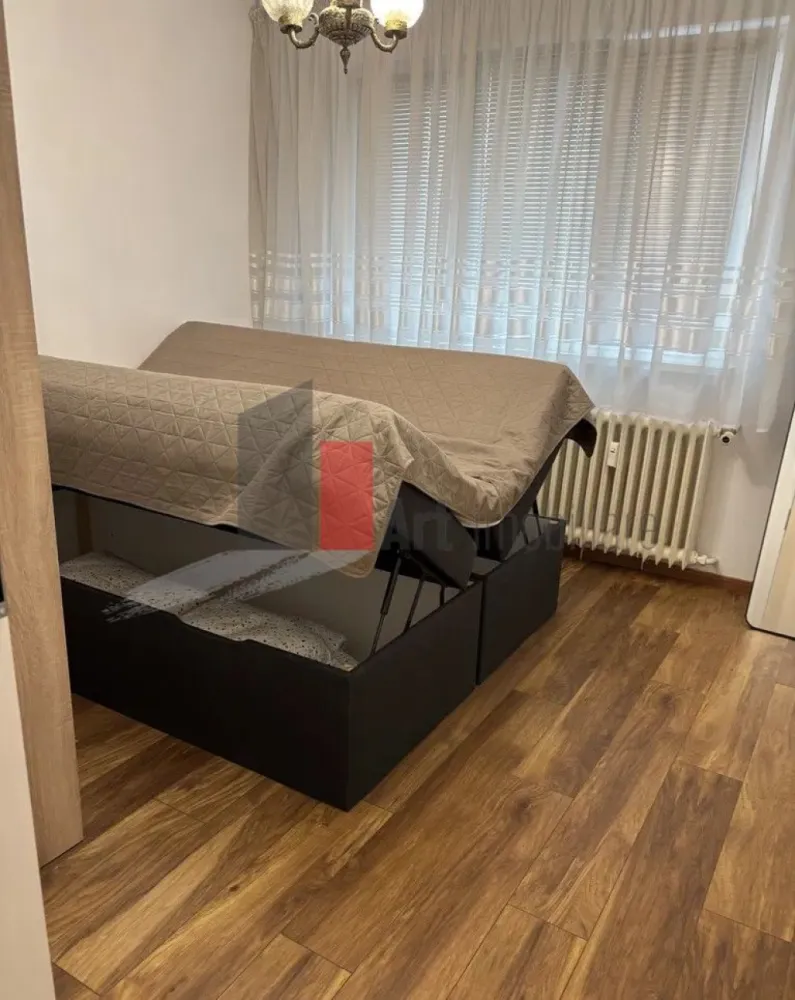 0% Comision, Apartament 2 camere, et 1/7, zona 1 Mai - 0% Comision, Vânzare Apartament 2 camere – Zona 1 Mai | Etaj 1 | Metrou în Proximitate | Balcon 4.75 mp

Se oferă spre vânzare un apartament cu 2 camere, semidecomandat, situat în zona 1 Mai, una dintre cele mai căutate locații din sectorul 1 datorită accesului rapid către toate punctele de interes ale orașului. Locuința se află la etajul 1 al unui imobil cu 7 niveluri, oferind un echilibru perfect între accesibilitate și confort.

Proprietatea este complet mobilată și utilată, fiind o opțiune excelentă atât pentru locuit, cât și pentru investiție în vederea închirierii, datorită cererii ridicate din zonă. Apartamentul beneficiază de o poziționare strategică, stația de metrou 1 Mai aflându-se la doar câteva minute de mers pe jos.

Detalii spațiu:

Suprafață utilă 43.48 mp ( nu a fost inclus balconul) bine compartimentată, ce include un balcon de 4.75 mp

Situat la etajul 1 al unui imobil cu 7 niveluri dotat cu lift

Compartimentare semidecomandată ce maximizează spațiul locuibil

Complet mobilat și utilat, gata pentru mutare imediată

Locuință bine întreținută, cu o compartimentare practică

Utilități și facilități:

Sistem de încălzire prin rețeaua de termoficare a orașului

Toate utilitățile disponibile respectiv apă, gaz, curent și canalizare

Dotări electrocasnice complete incluse în prețul de vânzare

Balcon spațios de 5 mp, ideal pentru relaxare sau depozitare

Contorizare individuală pentru un management eficient al costurilor

Avantaje:

Localizare strategică în zona 1 Mai, la câteva minute de mers pe jos de stația de metrou

Acces facil la etajul 1, fiind o variantă preferată de mulți cumpărători

Proximitate imediată față de piețe, supermarketuri, bănci și parcuri

Potențial ridicat pentru închiriere datorită poziției și dotărilor

Zonă sigură și consacrată, cu infrastructură urbană completă

Condiții de vânzare:

Toate actele sunt disponibile pentru finalizarea tranzacției

Disponibilitate pentru vizionări cu programare prealabilă

Pentru mai multe detalii sau pentru programarea unei vizionări, vă stăm la dispoziție.