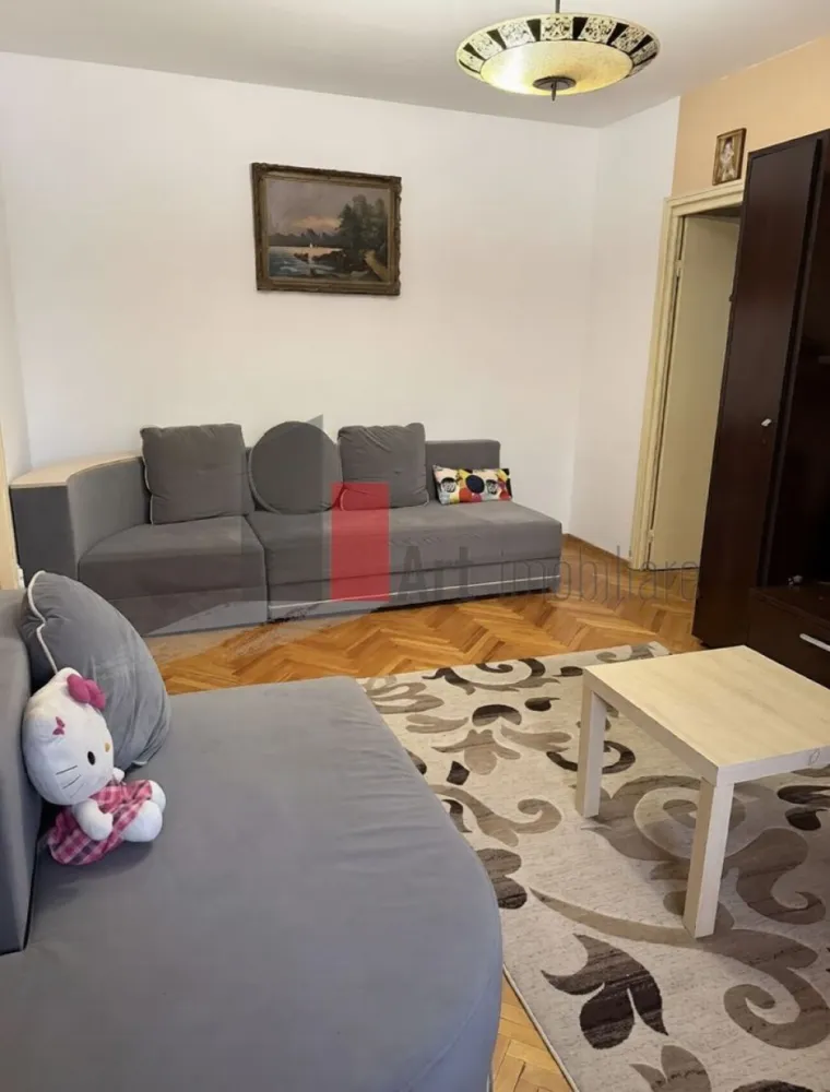 0% Comision, Apartament de vanzare 3 cam zona Pajura/ Loc de Parcare Inclus - 0% Comision, Vânzare Apartament 3 camere – Zona Pajura | Loc de Parcare ADP | Bloc Reabilitat | Etaj 2

Se oferă spre vânzare un apartament cu 3 camere situat în zona liniștită Pajura, o locație recunoscută pentru numeroasele sale spații verzi și atmosfera calmă. Locuința se află la etajul 2 al unui imobil cu 4 niveluri, fiind ideală pentru o familie care își dorește un cămin gata de locuit, într-un bloc reabilitat termic și cu acces rapid la infrastructura urbană.

Proprietatea se vinde complet mobilată și utilată, beneficiind de avantajul major al unui loc de parcare plătit la ADP Sector 1, o facilitate extrem de valoroasă în această zonă. Apartamentul este bine întreținut și oferă o compartimentare funcțională ce maximizează fiecare metru pătrat.

Detalii spațiu:

Suprafață utilă de 54 mp, optimizată pentru un confort cotidian sporit

Situat la etajul 2 al unui imobil cu regim mic de înălțime (P+4)

Bloc reabilitat termic, asigurând o izolare excelentă și facturi reduse

Complet mobilat și utilat, gata pentru mutare imediată

Compartimentare cu 3 camere luminoase și bine aerisite

Utilități și facilități:

Sistem de încălzire prin rețeaua de termoficare a orașului

Contorizare individuală cu apometre pentru un control precis al consumului

Dispune de loc de parcare nominal, plătit la ADP Sector 1

Toate utilitățile disponibile respectiv apă, gaz, curent și canalizare

Scară de bloc curată, cu vecini civilizați și mediu securizat

Avantaje:

Localizare excelentă la aproximativ 800m de stația de metrou Jiului (cca. 10 minute de mers pe jos)

Etaj intermediar ideal (2/4) ce oferă echilibru termic și acces facil fără lift

Loc de parcare propriu, eliminând stresul găsirii unui spațiu în zona rezidențială

Proximitate față de parcuri, școli, grădinițe și centre comerciale (Kaufland, Penny)

Eficiență energetică ridicată datorită programului de reabilitare termică finalizat

Condiții de vânzare:

Preț negociabil

Toate actele sunt pregătite pentru vânzare (cadastru, intabulare, certificat energetic)

Disponibilitate pentru vizionări cu programare prealabilă

Pentru mai multe detalii sau pentru programarea unei vizionări în Pajura, vă stăm la dispoziție.