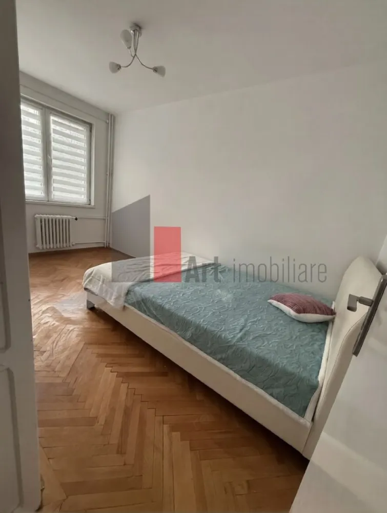 0% Comision, Apartament de vanzare 3 cam zona Pajura/ Loc de Parcare Inclus - 0% Comision, Vânzare Apartament 3 camere – Zona Pajura | Loc de Parcare ADP | Bloc Reabilitat | Etaj 2

Se oferă spre vânzare un apartament cu 3 camere situat în zona liniștită Pajura, o locație recunoscută pentru numeroasele sale spații verzi și atmosfera calmă. Locuința se află la etajul 2 al unui imobil cu 4 niveluri, fiind ideală pentru o familie care își dorește un cămin gata de locuit, într-un bloc reabilitat termic și cu acces rapid la infrastructura urbană.

Proprietatea se vinde complet mobilată și utilată, beneficiind de avantajul major al unui loc de parcare plătit la ADP Sector 1, o facilitate extrem de valoroasă în această zonă. Apartamentul este bine întreținut și oferă o compartimentare funcțională ce maximizează fiecare metru pătrat.

Detalii spațiu:

Suprafață utilă de 54 mp, optimizată pentru un confort cotidian sporit

Situat la etajul 2 al unui imobil cu regim mic de înălțime (P+4)

Bloc reabilitat termic, asigurând o izolare excelentă și facturi reduse

Complet mobilat și utilat, gata pentru mutare imediată

Compartimentare cu 3 camere luminoase și bine aerisite

Utilități și facilități:

Sistem de încălzire prin rețeaua de termoficare a orașului

Contorizare individuală cu apometre pentru un control precis al consumului

Dispune de loc de parcare nominal, plătit la ADP Sector 1

Toate utilitățile disponibile respectiv apă, gaz, curent și canalizare

Scară de bloc curată, cu vecini civilizați și mediu securizat

Avantaje:

Localizare excelentă la aproximativ 800m de stația de metrou Jiului (cca. 10 minute de mers pe jos)

Etaj intermediar ideal (2/4) ce oferă echilibru termic și acces facil fără lift

Loc de parcare propriu, eliminând stresul găsirii unui spațiu în zona rezidențială

Proximitate față de parcuri, școli, grădinițe și centre comerciale (Kaufland, Penny)

Eficiență energetică ridicată datorită programului de reabilitare termică finalizat

Condiții de vânzare:

Preț negociabil

Toate actele sunt pregătite pentru vânzare (cadastru, intabulare, certificat energetic)

Disponibilitate pentru vizionări cu programare prealabilă

Pentru mai multe detalii sau pentru programarea unei vizionări în Pajura, vă stăm la dispoziție.
