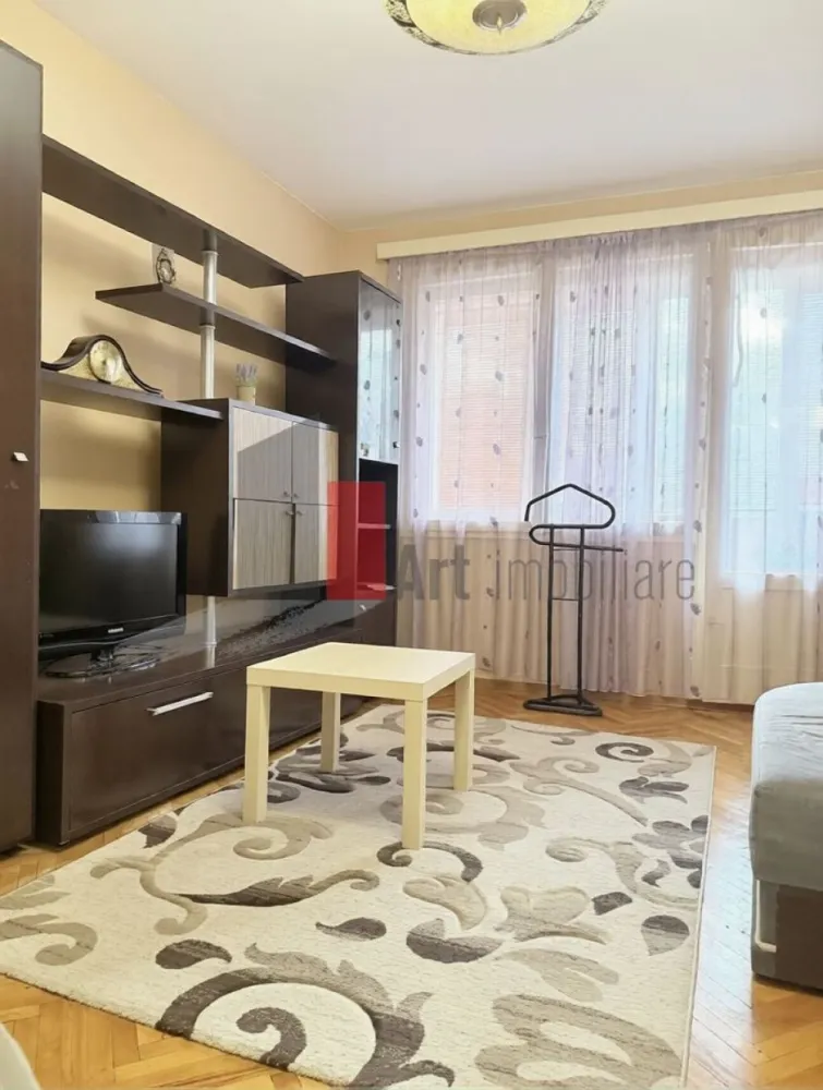 0% Comision, Apartament de vanzare 3 cam zona Pajura/ Loc de Parcare Inclus - 0% Comision, Vânzare Apartament 3 camere – Zona Pajura | Loc de Parcare ADP | Bloc Reabilitat | Etaj 2

Se oferă spre vânzare un apartament cu 3 camere situat în zona liniștită Pajura, o locație recunoscută pentru numeroasele sale spații verzi și atmosfera calmă. Locuința se află la etajul 2 al unui imobil cu 4 niveluri, fiind ideală pentru o familie care își dorește un cămin gata de locuit, într-un bloc reabilitat termic și cu acces rapid la infrastructura urbană.

Proprietatea se vinde complet mobilată și utilată, beneficiind de avantajul major al unui loc de parcare plătit la ADP Sector 1, o facilitate extrem de valoroasă în această zonă. Apartamentul este bine întreținut și oferă o compartimentare funcțională ce maximizează fiecare metru pătrat.

Detalii spațiu:

Suprafață utilă de 54 mp, optimizată pentru un confort cotidian sporit

Situat la etajul 2 al unui imobil cu regim mic de înălțime (P+4)

Bloc reabilitat termic, asigurând o izolare excelentă și facturi reduse

Complet mobilat și utilat, gata pentru mutare imediată

Compartimentare cu 3 camere luminoase și bine aerisite

Utilități și facilități:

Sistem de încălzire prin rețeaua de termoficare a orașului

Contorizare individuală cu apometre pentru un control precis al consumului

Dispune de loc de parcare nominal, plătit la ADP Sector 1

Toate utilitățile disponibile respectiv apă, gaz, curent și canalizare

Scară de bloc curată, cu vecini civilizați și mediu securizat

Avantaje:

Localizare excelentă la aproximativ 800m de stația de metrou Jiului (cca. 10 minute de mers pe jos)

Etaj intermediar ideal (2/4) ce oferă echilibru termic și acces facil fără lift

Loc de parcare propriu, eliminând stresul găsirii unui spațiu în zona rezidențială

Proximitate față de parcuri, școli, grădinițe și centre comerciale (Kaufland, Penny)

Eficiență energetică ridicată datorită programului de reabilitare termică finalizat

Condiții de vânzare:

Preț negociabil

Toate actele sunt pregătite pentru vânzare (cadastru, intabulare, certificat energetic)

Disponibilitate pentru vizionări cu programare prealabilă

Pentru mai multe detalii sau pentru programarea unei vizionări în Pajura, vă stăm la dispoziție.