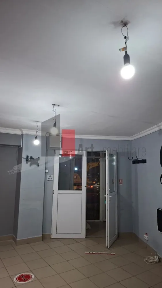 Spatiu comercial de inchiriat in zona Basarabia/Blvd Chisinau/Nicolae Grigorescu - Spațiu comercial de închiriat cu vad comercial foarte bun și trafic pietonal intens

Disponibil spre închiriere spațiu comercial situat într-o zonă activă, cu trafic pietonal intens și acces direct din stradă sau trotuar, locația oferă vizibilitate foarte bună și este potrivită pentru multiple tipuri de activități comerciale sau servicii

Spațiul a funcționat aproximativ 10 ani ca salon și este compartimentat în 2 încăperi spațioase și luminoase plus grup sanitar propriu, beneficiază de o vitrină generoasă la stradă de aproximativ 5–6 metri liniari care oferă expunere foarte bună pentru orice tip de activitate

Dotări și utilități

Curent electric 220V cu posibilitate de racordare la trifazic

Contorizare separată pentru energie electrică

Gaz

Încălzire și apă caldă prin sistemul de termoficare al blocului

Aer condiționat

Sistem de securitate

Zona este foarte dinamică, cu stații de autobuz în apropiere și flux constant de pietoni, spațiul fiind potrivit pentru salon, cabinet, magazin, birou servicii, showroom sau alte tipuri de activități

Toate actele sunt în regulă iar spațiul este pretabil pentru autorizare

Preț ușor negociabil

Se percepe chirie plus garanție

Se percepe comision

Pentru mai multe detalii sau stabilirea unei vizionări răspund și pe WhatsApp