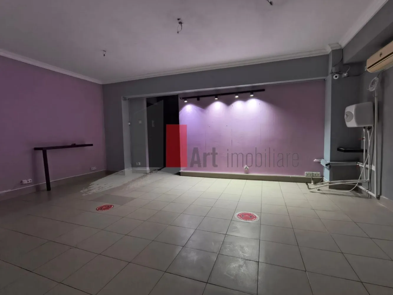 Spatiu comercial de inchiriat in zona Basarabia/Blvd Chisinau/Nicolae Grigorescu - Spațiu comercial de închiriat cu vad comercial foarte bun și trafic pietonal intens

Disponibil spre închiriere spațiu comercial situat într-o zonă activă, cu trafic pietonal intens și acces direct din stradă sau trotuar, locația oferă vizibilitate foarte bună și este potrivită pentru multiple tipuri de activități comerciale sau servicii

Spațiul a funcționat aproximativ 10 ani ca salon și este compartimentat în 2 încăperi spațioase și luminoase plus grup sanitar propriu, beneficiază de o vitrină generoasă la stradă de aproximativ 5–6 metri liniari care oferă expunere foarte bună pentru orice tip de activitate

Dotări și utilități

Curent electric 220V cu posibilitate de racordare la trifazic

Contorizare separată pentru energie electrică

Gaz

Încălzire și apă caldă prin sistemul de termoficare al blocului

Aer condiționat

Sistem de securitate

Zona este foarte dinamică, cu stații de autobuz în apropiere și flux constant de pietoni, spațiul fiind potrivit pentru salon, cabinet, magazin, birou servicii, showroom sau alte tipuri de activități

Toate actele sunt în regulă iar spațiul este pretabil pentru autorizare

Preț ușor negociabil

Se percepe chirie plus garanție

Se percepe comision

Pentru mai multe detalii sau stabilirea unei vizionări răspund și pe WhatsApp