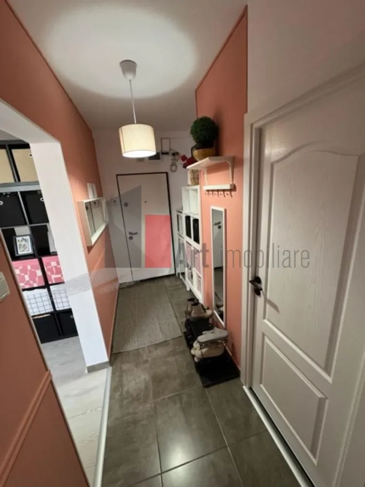 0% Comision, Apartament de vanzare zona Mihalache/Chibrit/Domenii 2 camere - Vânzare Apartament 2 camere – Zona 1 Mai | Bloc Reabilitat | Etaj 7/7 | 2 Debarale

Se oferă spre vânzare un apartament cu 2 camere, semidecomandat, situat în zona 1 Mai, o locație strategică ce oferă acces rapid către centrul Capitalei și zona de nord. Locuința se află la etajul 7 al unui imobil cu 7 niveluri, beneficiind de avantajul lipsei vecinilor de deasupra și de o priveliște degajată.

Proprietatea este foarte bine organizată din punct de vedere al depozitării, dispunând de două debarale generoase. Blocul este reabilitat termic, asigurând un confort sporit atât vara, cât și iarna. Apartamentul se vinde complet mobilat și utilat, fiind pregătit pentru o mutare imediată.

Detalii spațiu:

Suprafață utilă de 46 mp utili la care se adaugă un balcon spațios de 5 mp

Situat la etajul 7 din 7 într-un imobil dotat cu lift

Compartimentare semidecomandată cu spații de depozitare suplimentare (2 debarale)

Bloc reabilitat termic, oferind eficiență energetică și costuri reduse

Complet mobilat și utilat, într-o stare bună de funcționare

Utilități și facilități:

Sistem de încălzire prin rețeaua de termoficare a orașului

Sistem de aer condiționat instalat pentru controlul optim al temperaturii

Toate utilitățile disponibile respectiv apă, gaz, curent și canalizare

Balcon generos de 5 mp, ideal pentru relaxare sau depozitare

Contorizare individuală pentru un management eficient al cheltuielilor

Avantaje:

Localizare premium în zona 1 Mai, aproape de piețe, parcuri și transport în comun

Eficiență termică garantată de reabilitarea recentă a imobilului și a terasei

Compartimentare practică cu multiple spații pentru depozitare

Vedere panoramică și liniște, fiind situat la ultimul etaj

Gata de locuit, fără a necesita investiții majore în mobilier sau electrocasnice

Condiții de vânzare:

Toate documentele necesare vânzării sunt disponibile

Disponibilitate pentru vizionări cu programare prealabilă

Pentru mai multe detalii sau pentru programarea unei vizionări, vă stăm la dispoziție.
