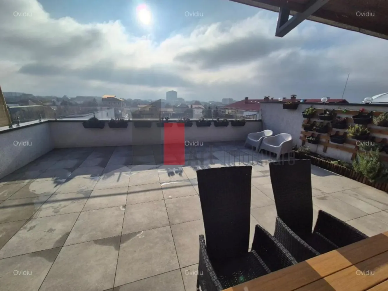 Vindem apartament 3 camere Drumul Taberei-Valea Doftanei+2 locuri parcare - Vindem apartament 3 camere 85 mp + terasa 51 mp exact langa parcul Constantin Brancusi, Drumul Taberei, sect 6.
 Apart. se afla intr-un bloc nou, et 4 cu lift, pozitionare est, cu multa lumina naturala, cat si intimitate mare. In zona se afla statia de metrou Valea Ialomitei, cresa in constructie, gradinita noua, cat si mai multe scoli. 
Apartamentul este foarte bine proiectat astfel incat se poate recompartimenta in 4 camere sau in varianta in care se uneste bucataria cu livingul si astfel se obtine un spatiu foarte generos de cca 40 mp. Terasa este amenajata cu panouri de sticla cat si cu o marchiza automata, care acopera mare parte din terasa
 Intentionam sa-l vindem nemobilat.
 Detinem si 2 locuri de parcare cost 9.000 Euro/loc. Se poate opta pentru achizitia unui singur loc de parcare, celalalt il putem vinde la vecini.