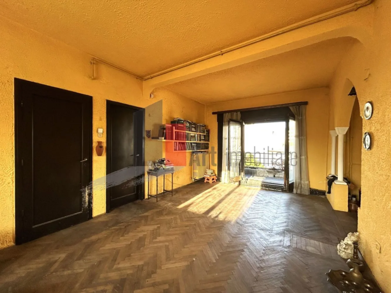 Pret Nou! Apartament unicat cu terasa 50mp | Ultracentral-cartierul Evreiesc - Va prezentam spre achizitie, un apartament exceptional prin pozitie si impartire, ce necesita renovare pentru a fi adus la standardele moderne, cu un potential imens in a deveni un apartament de lux, pretabil rezidentei dar si unei afaceri ce necesita birou central
Apartamentul se afla la etajul 3 din 3, singurul apartament pe palier, intr-un bloc boutique, construit in anul 1937, sub proiectul celebrului arhitect Marcel Iancu, „autorul moral al modernismului în Romania” dupa cum l-a denumit scriitorul avangardist Jacques (Goldschlager) Costin. 
Marcel Iancu semneaza primele cladiri moderniste din Bucuresti, imobile care au devenit, in timp, repere arhitecturale si expresii emblematice ale unei epoci de avangarda. Puternic influentat de curente precum cubismul, constructivismul si de viziunea nonconformista a lui Le Corbusier, Iancu s-a aflat intr-o permanenta explorare a unui nou limbaj arhitectural, unul in care confortul nu mai era un apanaj al ostentatiei, ci un rezultat firesc al functionalitatii. Intr-un peisaj dominat de stiluri istoriste, el aduce o ruptura eleganta, renunta la ornament, privilegiaza forma pura, geometria clara, materialele moderne. Liniile sale drepte, fațadele curate, utilizarea sticlei si a fierului forjat dezgolit de decorativism transforma cladirile in manifeste arhitecturale.

Marcel Iancu a reusit sa creeze poate cel mai echilibrat spatiu rezidential urban: generos, luminos, aerisit, conturat de linii curbe recognoscibile, incalzit subtil de texturile lemnului si de fluiditatea trecerilor culisante intre camere.

Apartamentul necesita renovare completa, este semidecomandat si are 3 camere, bucatarie inchisa, multiple spatii de depozitare inclusiv boxa la subsol si debarale pe nivel in proprietate, 1 baie completa cu aerisire, 1 grup sanitar pe scara secundara in proprietate, 1 balcon deschis, cu iesire din bucatarie si 1 terasa impresionanta de 50 mp cu iesire din living si cu vedere panoramica. 
Cu o renovare si amenajare, spatiul se poate transforma intr-un apartament de lux, cu terasa ce ofera zone si de relaxare dar si de dining, cu zona de dormit ce poate fi separata, impreuna cu baie proprie si dressing incapator si deasemenea cu toaleta de serviciu pt oaspeti. 

Zona este una ultracentrala, in inima cartierului evreiesc si la cca 600 de metri (10 minute de mers pe jos) de Piata Unirii si statia de metrou Unirii. Totodata pozitionarea pe stradutele cartierului evreiesc, ofera intimitate si liniste. 
Cartierul Evreiesc din Bucuresti este mai mult decat o simpla zona urbana, este o tesatura complexa de memorie, cultura si arhitectura, care reflecta contributia esentiala a comunitatii evreiesti la identitatea capitalei. 
Cartierul Evreiesc ramane un spatiu de reflectie si redescoperire, in care farmecul Bucureștiului de altadata inca pulseaza discret dar ferm. 
Apartamentul este disponibil imediat, actele sunt pregatite pentru vanzare, pretul este negociabil, comision 0.