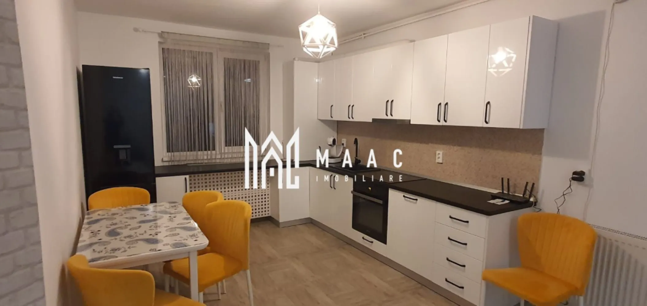 Apartament 3 camere | Etaj 3 | 72 mpu | Modern | Aleea Sevis - MAAC Imobiliare vă propune spre închiriere un apartament cu 3 camere, decomandat, situat într-o zonă apreciată a orașului, pe Aleea Seviș, cartier Hipodrom III.

Apartamentul are o suprafață utilă de 72 mp și este amplasat la etajul 3 din 4 al unui imobil bine întreținut. Compartimentarea este practică și modernă, fiind compus din două dormitoare, living generos cu bucătărie open-space, baie dotată cu jacuzzi și balcon de 4 mp, ideal pentru relaxare.

Locuința se închiriază complet mobilată și utilată, cu finisaje moderne, oferind un nivel ridicat de confort. Beneficiază de centrală termică proprie cu calorifere, asigurând eficiență energetică și costuri reduse de întreținere.

Condiții de închiriere:

Contract pe perioadă minimă de 12 luni

Garanție: echivalentul unei chirii lunare

Nu se acceptă animale de companie

Apartamentul este ideal pentru persoane sau familii care își doresc un spațiu modern, bine poziționat și gata de mutare imediată.

Pentru mai multe detalii sau pentru programarea unei vizionări, MAAC Imobiliare vă stă cu drag la dispoziție.
ID: CP2868761.