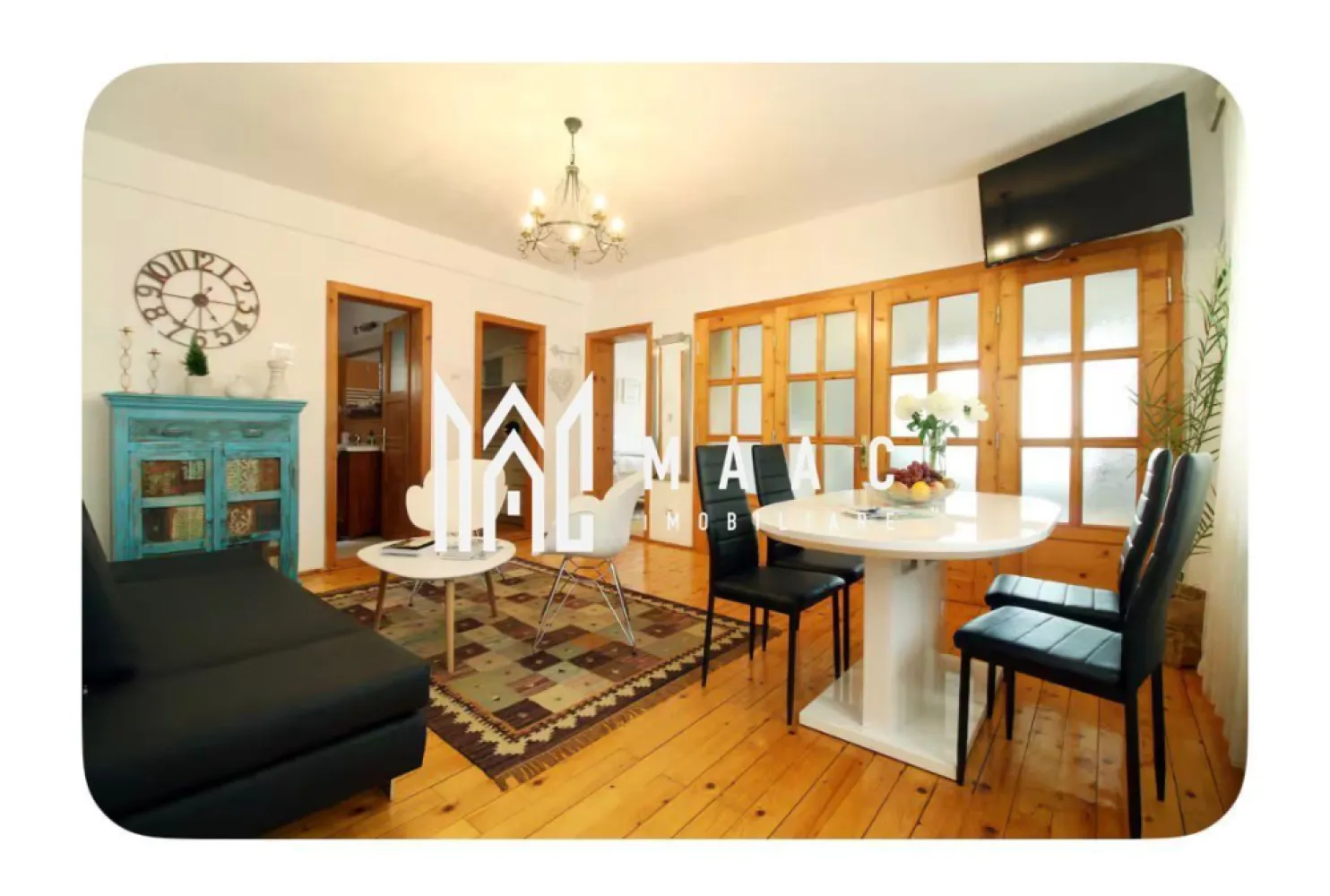 Apartament 3 camere | Etaj 1 | Gradina | Curte | Central - MAAC Imobiliare propune spre inchiriere un apartament cu 3 camere, situat central, spațios, liniștit și luminos, într-o casă protejată ca monument istoric, cu mobilier și decor frumos.

Frumos și funcțional - perfect pentru familii, cupluri, prieteni și călători de afaceri.

Apartamentul are un living, două dormitoare, o bucătărie și o baie.

Apartamentul are o suprafață de aproximativ 75 m² și poate găzdui 6 persoane. Este format dintr-un living cu zonă de luat masa și o canapea mare cu un pat dublu suplimentar, două dormitoare, fiecare cu un pat dublu mare, mult spațiu pentru dulapuri, un birou și o baie cu duș și chiuvetă, toaletă, mașină de spălat, uscător de păr și săpun. Are o bucătărie cu aragaz, cuptor cu microunde, aparat de cafea și frigider. Sunt furnizate și veselă, tacâmuri și toate ustensilele de bucătărie.

Este disponibil și un fier de călcat. TV prin cablu, un televizor, WiFi și parcare gratuită în curte.

Alte informații importante:

Sunt furnizate lenjerie de pat și prosoape proaspete, precum și sfaturi despre atracțiile turistice, dacă este necesar. Oferim acces la grădina noastră. Grădina are un cod PIN la intrare, ceea ce face ușor accesul. Oaspeții celorlalte apartamente din clădire pot folosi și ei această grădină. Este o zonă verde mare, cu electricitate, apă, masă, locuri de relaxare și grătar. Este, de asemenea, un loc minunat pentru ca copiii să se joace afară.

Pentru mai multe detalii specificati: CP2928931