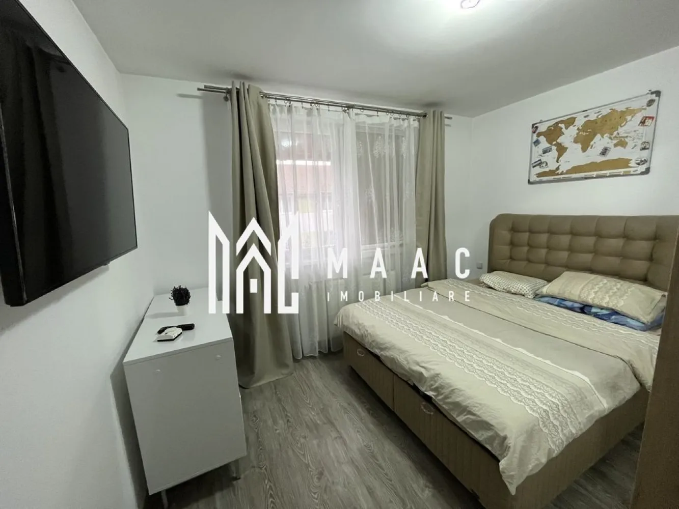 Apartament 2 camere | Etaj 3 | Balcon | Pod | Arhitectilor - MAAC Imobiliare ofera spre inchiriere apartament de 2 camere decomandat, situat la etajul 3/3, cu pod deasupra pentru depozitare și acces direct din apartament situat in zona Arhitectilor (Calea Cisnadiei).

Caracteristici:
Suprafață utilă: 52 mp
Compartimentare: Hol, living, dormitor, bucătărie separată, balcon de 7 mp deschis (acces din bucătărie)
Dotări: Mobilat și utilat complet
Loc de parcare: Inclus

Descriere detaliată
Living:
Spațios și confortabil
Mobilat modern și complet utilat

Dormitor:
Atmosferă intimă și liniștitoare
Mobilier de calitate

Bucătărie:
Separată și complet echipată
Acces direct la balcon

Balcon:
Suprafață de 7 mp, deschis
Acces din bucătărie
Perfect pentru momente de relaxare în aer liber

Hol:
Spațios, cu acces facil către toate camerele

Pod:
Spațiu de depozitare generos
Acces direct din apartament, oferind comoditate suplimentară

Loc de parcare:
Inclus în prețul chiriei, asigurând confort și siguranță pentru autoturism

Condiții de închiriere:
Închiriere pe termen lung, minim 1 an
Nu se acceptă animale de companie
Nu este permis fumatul în incintă
Se percepe în avans chirie și garanție in cuantumul unor 2 chirii lunare.

Pentru mai multe informații sau pentru a programa o vizionare, nu ezitați să ne contactați, specificand ID: CP2315341
