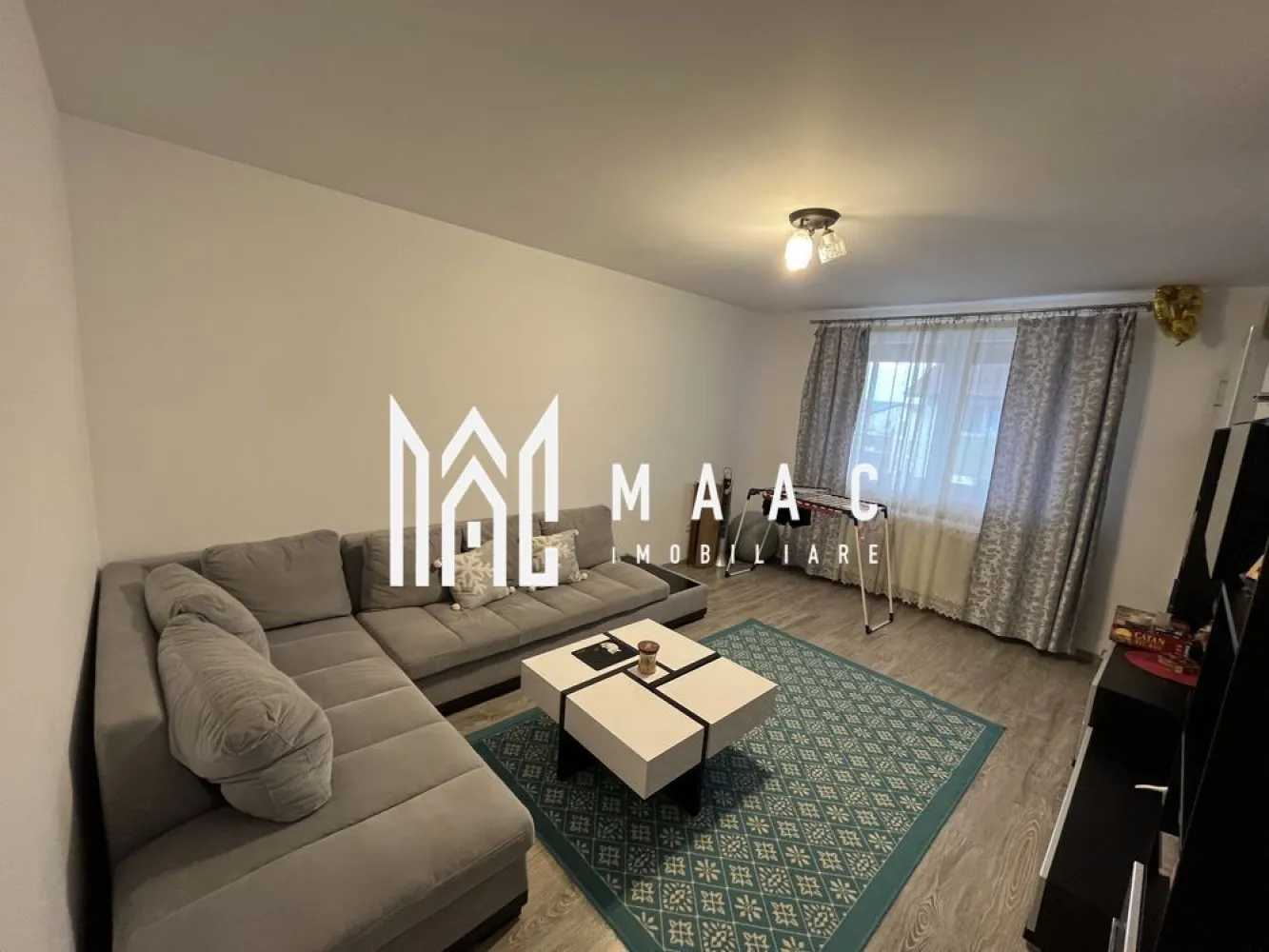 Apartament 2 camere | Etaj 3 | Balcon | Pod | Arhitectilor - MAAC Imobiliare ofera spre inchiriere apartament de 2 camere decomandat, situat la etajul 3/3, cu pod deasupra pentru depozitare și acces direct din apartament situat in zona Arhitectilor (Calea Cisnadiei).

Caracteristici:
Suprafață utilă: 52 mp
Compartimentare: Hol, living, dormitor, bucătărie separată, balcon de 7 mp deschis (acces din bucătărie)
Dotări: Mobilat și utilat complet
Loc de parcare: Inclus

Descriere detaliată
Living:
Spațios și confortabil
Mobilat modern și complet utilat

Dormitor:
Atmosferă intimă și liniștitoare
Mobilier de calitate

Bucătărie:
Separată și complet echipată
Acces direct la balcon

Balcon:
Suprafață de 7 mp, deschis
Acces din bucătărie
Perfect pentru momente de relaxare în aer liber

Hol:
Spațios, cu acces facil către toate camerele

Pod:
Spațiu de depozitare generos
Acces direct din apartament, oferind comoditate suplimentară

Loc de parcare:
Inclus în prețul chiriei, asigurând confort și siguranță pentru autoturism

Condiții de închiriere:
Închiriere pe termen lung, minim 1 an
Nu se acceptă animale de companie
Nu este permis fumatul în incintă
Se percepe în avans chirie și garanție in cuantumul unor 2 chirii lunare.

Pentru mai multe informații sau pentru a programa o vizionare, nu ezitați să ne contactați, specificand ID: CP2315341