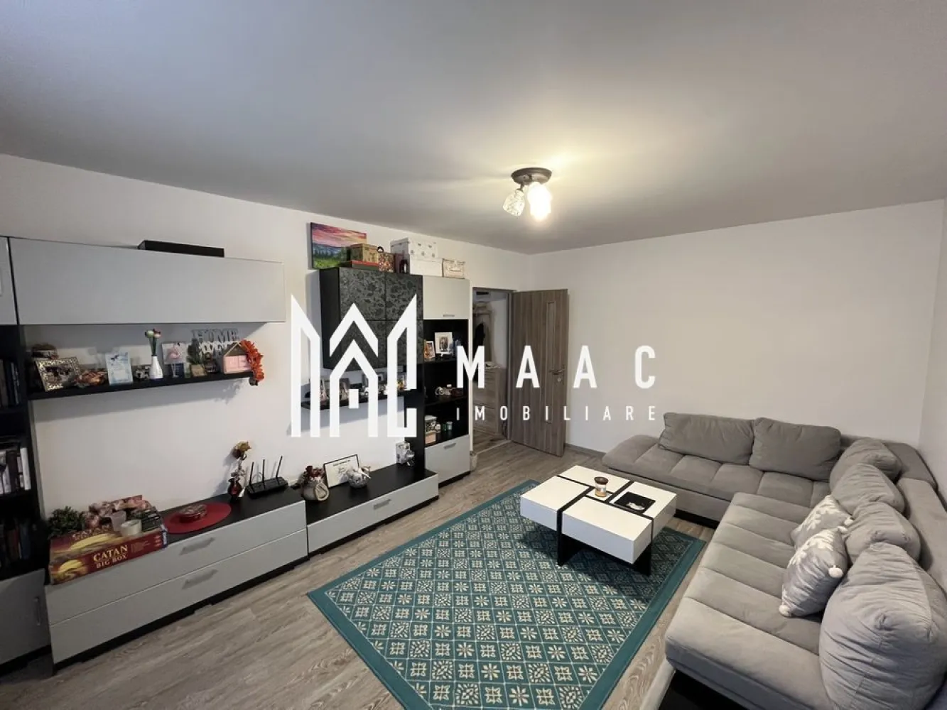 Apartament 2 camere | Etaj 3 | Balcon | Pod | Arhitectilor - MAAC Imobiliare ofera spre inchiriere apartament de 2 camere decomandat, situat la etajul 3/3, cu pod deasupra pentru depozitare și acces direct din apartament situat in zona Arhitectilor (Calea Cisnadiei).

Caracteristici:
Suprafață utilă: 52 mp
Compartimentare: Hol, living, dormitor, bucătărie separată, balcon de 7 mp deschis (acces din bucătărie)
Dotări: Mobilat și utilat complet
Loc de parcare: Inclus

Descriere detaliată
Living:
Spațios și confortabil
Mobilat modern și complet utilat

Dormitor:
Atmosferă intimă și liniștitoare
Mobilier de calitate

Bucătărie:
Separată și complet echipată
Acces direct la balcon

Balcon:
Suprafață de 7 mp, deschis
Acces din bucătărie
Perfect pentru momente de relaxare în aer liber

Hol:
Spațios, cu acces facil către toate camerele

Pod:
Spațiu de depozitare generos
Acces direct din apartament, oferind comoditate suplimentară

Loc de parcare:
Inclus în prețul chiriei, asigurând confort și siguranță pentru autoturism

Condiții de închiriere:
Închiriere pe termen lung, minim 1 an
Nu se acceptă animale de companie
Nu este permis fumatul în incintă
Se percepe în avans chirie și garanție in cuantumul unor 2 chirii lunare.

Pentru mai multe informații sau pentru a programa o vizionare, nu ezitați să ne contactați, specificand ID: CP2315341