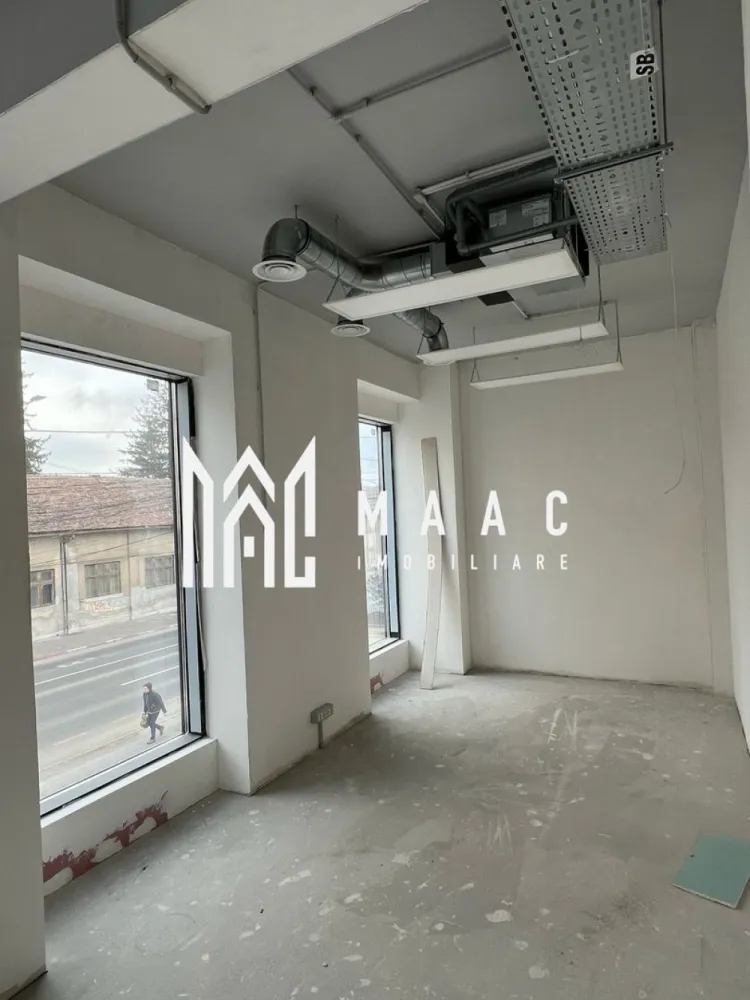 Spatiu birouri | Etaj 2 | 200 MP | Lift | Zona Garii - MAAC Imobiliare va propune un spațiu de birouri de închiriat in Zona Garii, Promenada Mall, Sibiu.

Acces facil către transportul public și principalele artere ale orașului.

Caracteristici:
Disponibilitate: Etajul 2 și Etajul 3
Se pot inchiria separat sau impreuna
Suprafață utilă per etaj: 200 mp open space
Compartimentare: Open space cu două grupuri sanitare
Pretabil pentru orice tip de activitate.

Parcare:
Locuri de parcare disponibile atât în fața, cât și în spatele clădirii
Fiecare etaj beneficiază de trei locuri de parcare subterane incluse în preț.

Facilități și dotări:
Încălzire și răcire prin ventiloconvectoare
Autorizatie ISU, clădire sigură și conformă cu toate normele
Lift de opt persoane
Sisteme de securitate cu supraveghere video și sisteme antiefracție
Fațadă ventilată
Spațiul se predă la cheie, gata de utilizare fără investiții suplimentare.

Condiții financiare:
Prețul include trei locuri de parcare subterane
La preț se adaugă TVA
Ultimele spații disponibile

Clădirea are patru etaje, ultimul etaj fiind penthouse
Mai sunt disponibile doar etajele doi și trei.

Pentru mai multe detalii precizati telefonic ca ati vazut anuntul cu ID: CP2404492