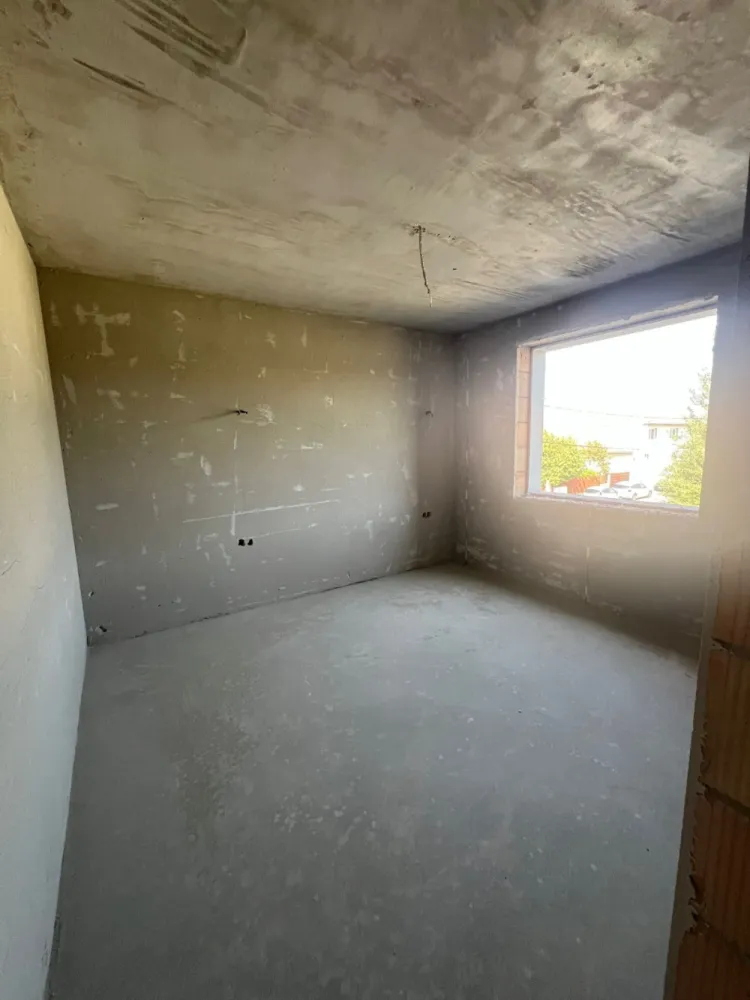Apartament nou de vânzare în Tălmaciu – 3 Camere, 71.5mp - Descoperă confortul unui apartament modern cu 3 camere, finisat la alb, pregătit pentru amenajarea după gustul tău! Suprafață utilă: 71.5 mp &nbsp;Tălmaciu, zonă liniștită și aproape de toate punctele de interes.&nbsp;Detalii:Living spațios cu bucătărie open space2 dormitoare, 1 baieÎncălzire în pardosealăGeamuri termopan și centrală termică proprieInterfon cu cameră video, internet, lift1 loc de parcare inclus în preț&nbsp;Etaje disponibile: 1, 2, 3, 4, 5. &nbsp;Preț: 1.450 euro/mp ideal pentru locuit sau investiție – apartamente noi, bine compartimentate și cu dotări moderne!