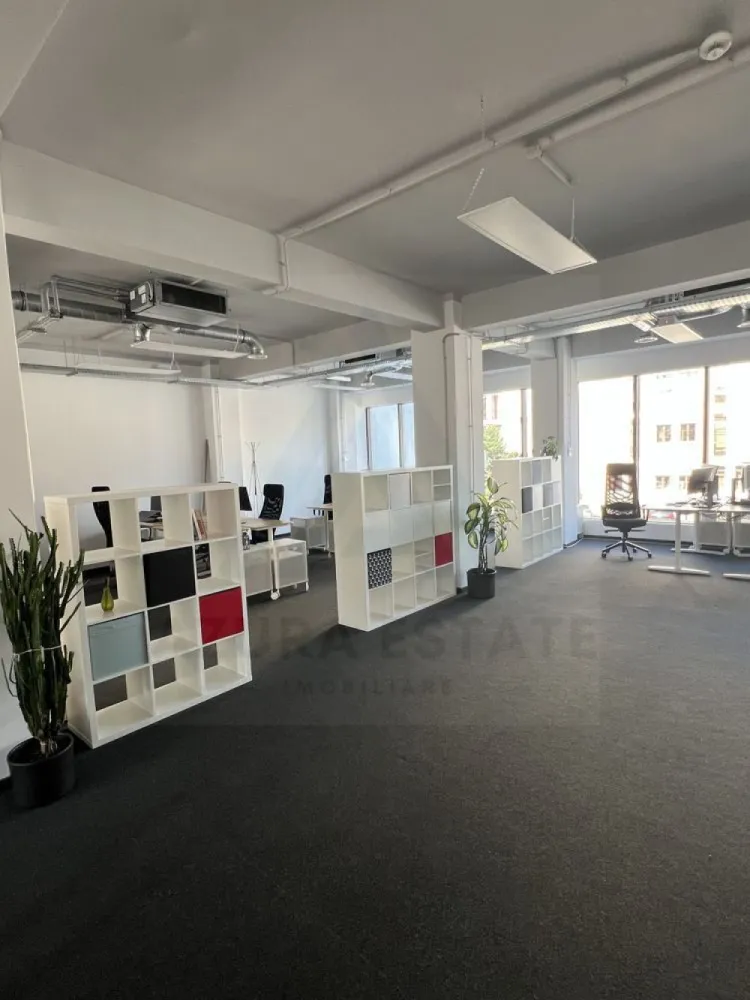 Spatiu comercial 2 etaje autorizate ISU 470 mp utili zona Lazaret - Agenția imobiliara Azura Estate vă propune spre închiriere spații într-o clădire comercială premium, situată in zona Lazaret la doar câțiva pași de Promenada Mall Sibiu și la aproximativ 5 minute de mers pe jos de centrul istoric din Sibiu.

📍 Locația oferă vizibilitate excelentă, acces facil și proximitate față de principalele puncte de interes ale orașului, fiind ideală pentru activități comerciale sau de birou.

Caracteristici generale:
📐 Suprafață per nivel: 235 mp
🏢 Disponibilitate: 2 etaje
➕ Posibilitate de extindere cu încă 500 mp
🛠️ Predare la cheie, cu opțiune de compartimentare personalizată
🚗 Parcare subterană + locuri în spatele clădirii

✨ Dotări și facilități:
🛗 Lift – capacitate 8 persoane
❄️🔥 Încălzire și răcire prin ventiloconvectoare, control pe zone + remote
🧑‍🍳 Bucătărie pe fiecare etaj
🚻 2 grupuri sanitare / nivel
🔒 Sistem complet de securitate (video, antiefracție, control acces)
🌐 Fibră optică – 2 furnizori
⚡ Putere instalată: 180 kW + generator de rezervă
🧱 Fațadă ventilată
🔌 Stație de încărcare pentru mașini electrice
📊 Contorizare separată
📄 Autorizație ISU

🏬 Destinații potrivite:
Birouri IT, cabinete de avocatură, clinici medicale, saloane, showroom-uri, magazine, spații de evenimente și alte activități profesionale.

💶Pretul de inchiriere este de 3.000 € pentru ambele etaje.
💶 Prețul afișat este pentru ambele niveluri si nu include TVA.