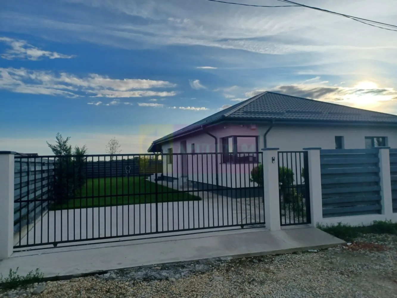 Casă nouă parter 162 mp, curte 504 mp, Săbăreni - Imobilul se află in localitatea Săbăreni, în apropierea celor 2 păduri, într-o zonă rezidențială nouă, ferită de traficul rutier, la aproximativ 200 m de strada Principală, DJ 602. Este o casă tip parter, cu structura de rezistență din beton armat și zidărie din căramidă, tencuită atât pe interior cât si pe exterior, peste care s-a aplicat polistiren de 150 mm si tencuiala decorativă Kober. Casa este acoperită cu țiglă metalică mată, ferestrele sunt Salamander cu geamuri tripan. Casa are placă din beton armat peste parter, podul este înalt, izolat termic cu celuloză, cu fereastră tip Velux. Locuința beneficiază de încălzire în pardoseală, centrală termică pe gaze în condensație. Finisajele interioare pot fi alese de cumpărător, intr-un anumit buget convenit cu vânzatorul. Casa are 3 dormitoare, living, bucătărie (18 mp), 2 băi, dresing, hol, cameră tehnică, pivniță si terasă acoperită. Imaginile din prezentare sunt de la o casă vândută. Termen de finalizare, la cheie 31.05.2026. Pret 153.000 EUR, cu TVA 21% inclus. Nu se plătește comision.