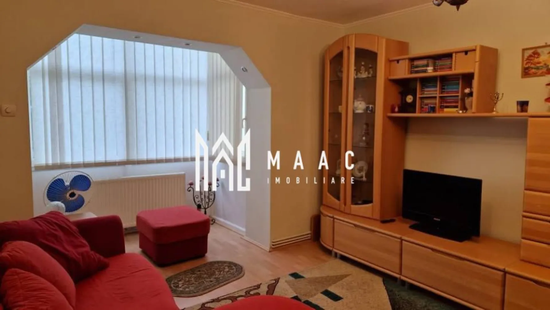 Apartament 2 camere | Etaj 1 | Balcon | Mobilat și utilat | Terezian - Maac Imobiliare prezintă spre vânzare un apartament cu 2 camere, situat în zona Terezian, pe strada Rusciorului, în apropiere de biserica din Gara Mică.

Locuința este amplasată la etajul 1 al unui imobil construit din cărămidă, izolat exterior, și dispune de o suprafață utilă de 48 mp, la care se adaugă un balcon închis. Apartamentul este semidecomandat și se vinde mobilat și utilat, fiind pregătit pentru mutare imediată.

Compartimentarea este eficientă și bine organizată:
hol de acces
living
bucătărie separată
dormitor
baie cu duș și geam de aerisire
balcon închis

Imobilul este situat într-o zonă liniștită, cu acces facil către magazine, școli și mijloace de transport în comun, oferind confort și practicitate pentru locuire sau investiție.

Pentru mai multe detalii, vă rugăm să menționați telefonic că ați văzut anunțul cu CP2980460.