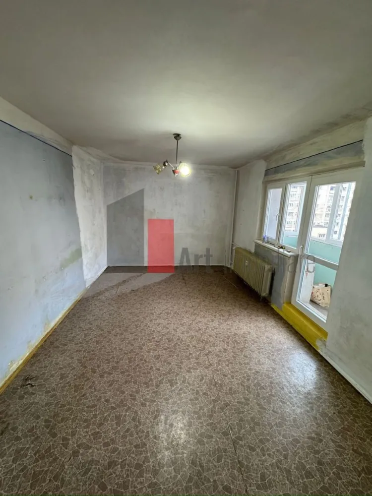 APARTAMENT 2 CAMERE MARGEANULUI - Va prezentam spre vanzare un apartament de 2 camere decomandat situat
 in zona Margeanului la etajul 4 din 8.
 Apartamentul in suprafata de 51mp, are living, dormitor , bucatarie, baie 2 balcoane.
 Comfortul termic este asigurat de la sistemul centralizat de termoficare. 
 Apartamentul trebuie renovat.
 Pentru alte imformatii sau vizionare va rugam sunati la 0722 371 033.