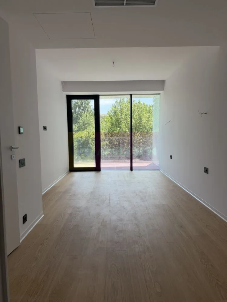 Apartament 4 camere ONE LAKE CLUB , LUX - Agentia Imobiliara Apulum 94, va ofera spre vanzare
Apartament premium | 4 camere | 
ONE LAKE CLUB Lacul Tei
Suprafata Totala 175 mp
Suprafata Apartament 156,5 mp
Suprafata Terasa 18,5 mp
An finalizare constructie 2026.

Apartamentul este pe persoana juridica . Pretul este 540.000 € PLUS TVA
Se poate achizitiona cu taxare inversa (fara tva) pe persoana juridica

Apartament cu suprafață totală de 175 mp, dintre care 156 mp utili interiori și terasă generoasă, realizat într-un stil contemporan minimalist, cu accent pe lumină naturală, spații ample și finisaje premium.

Compartimentare : 
Etaj 1
Living cu bucatarie open space
3 dormitoare
3 bai 
1 camera spalatorie
1 terasa 

Caracteristici:
• living generos cu deschidere către terasă 
• suprafețe vitrate mari și tâmplărie premium din aluminiu 
• parchet premium lemn natural de stejar 
• sistem Aer conditionat centralozat integrat în plafon 
•finisaje premium

Apartamentul este situat în cadrul One Lake Club, unul dintre cele mai apreciate proiecte dezvoltate de One United Properties, amplasat chiar pe malul Lacului Tei. 
Complexul este format din 5 turnuri , curte interioara plina de verdeata , piscina acoperita , sala de fitness si multe spatii conerciale si restaurante la parter

Ansamblul oferă acces rapid către Șos. Fabrica de Glucoză, zona de business Barbu Văcărescu – Pipera, Aeroportul Otopeni și autostrada A3, având în proximitate restaurante, cafenele, centre comerciale și clădiri de birouri.

Pentru mainmulte detalii / poze / video , rugam sunati