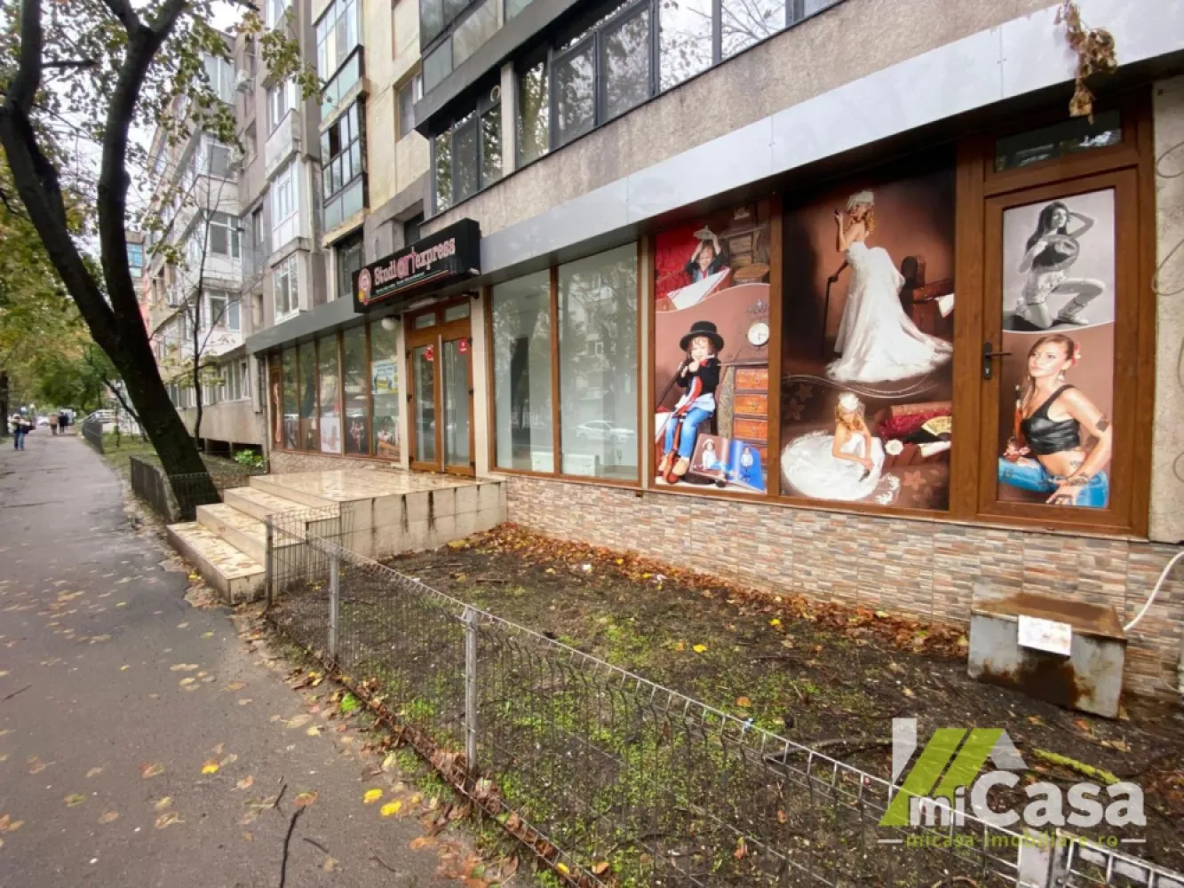 Spațiu comercial – Țiglina 2, Galați - Cumperi prin miCasa Imobiliare? Primești mai mult decât o locuință.
👉 Ai comision 0 și până la 10% reducere la materialele de amenajare interioară marca miCasa.

Cumpără inteligent. Renovează cu stil.

miCasa Imobiliare vă propune spre închiriere un spațiu comercial situat în zona Țiglina 2, Galați, amplasat într-o zonă cu trafic pietonal intens, pretabil pentru orice tip de activitate.

Detalii și beneficii:
Suprafață utilă: 104 mp
Compartimentare: 4 încăperi + spații de depozitare
2 grupuri sanitare
Centrală termică
3 aparate de aer condiționat
Poziționare excelentă, vizibilitate crescută și acces facil

Spațiul se închiriază exact ca în fotografii, doar pe termen lung.
Se percepe o lună avans, o lună garanție și o lună comision.

Preț: 1.000 € / lună

📞 Contactează-ne pentru mai multe detalii sau pentru a programa o vizionare!
