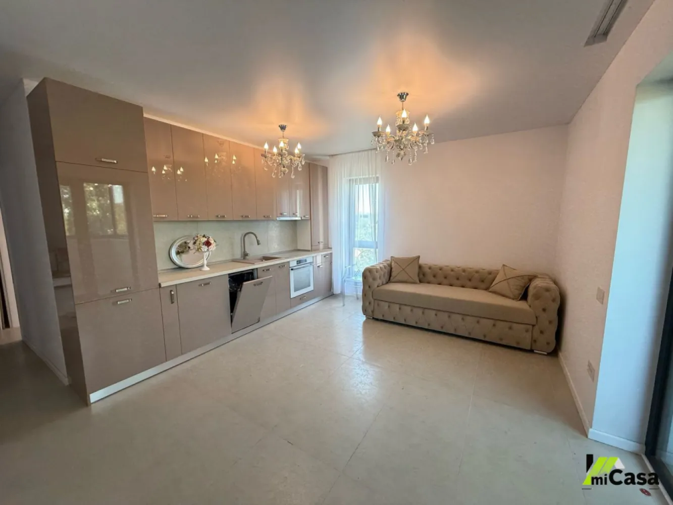 3 camere, Flamingo Luxury 2 - Propunem spre vânzare un apartament cu 3 camere, modern și spațios, având o suprafață totală de 80 mp (65 mp utili plus balcon) și situat la etajul 3. Locuința este configurată inteligent, cu două dormitoare intime și un living open-space luminos care integrează armonios bucătăria. Proprietatea se vinde complet mobilată și utilată, remarcându-se prin finisaje si mobila de calitate. Apartamentul este gata pentru mutare imediată fără a mai necesita nicio investiție suplimentară.