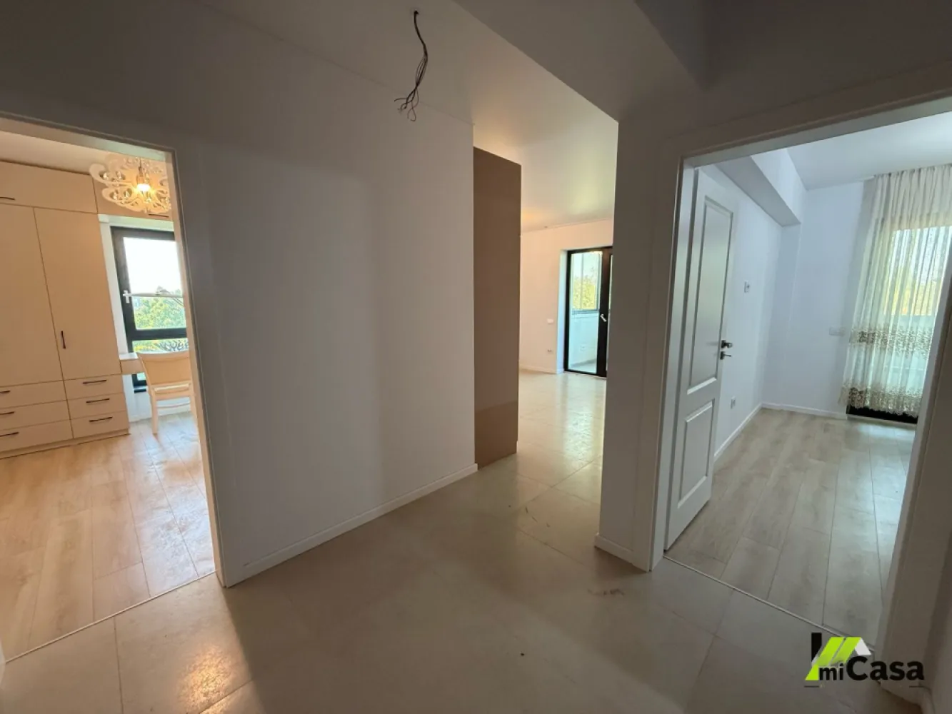 3 camere, Flamingo Luxury 2 - Propunem spre vânzare un apartament cu 3 camere, modern și spațios, având o suprafață totală de 80 mp (65 mp utili plus balcon) și situat la etajul 3. Locuința este configurată inteligent, cu două dormitoare intime și un living open-space luminos care integrează armonios bucătăria. Proprietatea se vinde complet mobilată și utilată, remarcându-se prin finisaje si mobila de calitate. Apartamentul este gata pentru mutare imediată fără a mai necesita nicio investiție suplimentară.