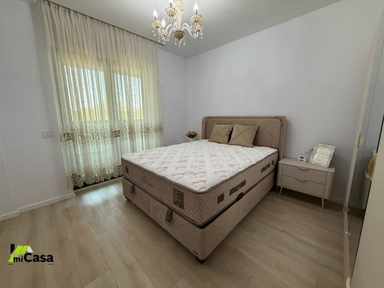 3 camere, Flamingo Luxury 2 - Propunem spre vânzare un apartament cu 3 camere, modern și spațios, având o suprafață totală de 80 mp (65 mp utili plus balcon) și situat la etajul 3. Locuința este configurată inteligent, cu două dormitoare intime și un living open-space luminos care integrează armonios bucătăria. Proprietatea se vinde complet mobilată și utilată, remarcându-se prin finisaje si mobila de calitate. Apartamentul este gata pentru mutare imediată fără a mai necesita nicio investiție suplimentară.