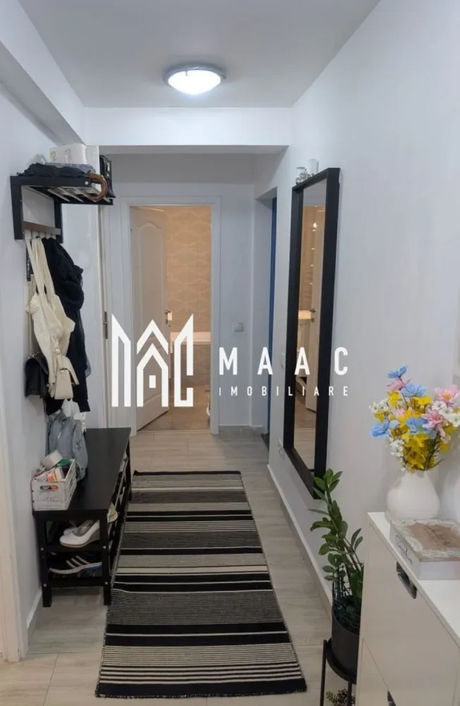 Apartament 2 camere | Mobilat | Arhitecților - MAAC Imobiliare vă oferă spre vânzare, un apartament deosebit cu 2 camere și pod amenajat, situat în prima parte a Cartierului Arhitecților, pe strada Irina Rosetti, cu acces rapid către Sibiu.

Locuința dispune de 51 mp utili, la care se adaugă un pod amenajat de aproximativ 25 mp, ideal pentru birou, dormitor suplimentar sau spațiu multifuncțional.

Compartimentare:
living luminos;
dormitor;
bucătărie închisă;
baie;
balcon închis, izolat și încălzit, utilizat ca spațiu tehnic și de depozitare;
pod amenajat.

Apartamentul a fost amenajat pentru uz personal, folosindu-se materiale și finisaje de calitate, oferind un nivel ridicat de confort.

Dotări:
centrală termică proprie;
aer condiționat pe ambele niveluri;
iluminat inteligent controlabil prin telefon;
scară interioară din metal tratat și lemn de fag.

Se vinde complet mobilat și utilat, inclusiv cu electrocasnice Electrolux, Bosch și televizor Sony, fiind pregătit pentru mutare imediată.
O alegere excelentă atât pentru locuință proprie, cât și pentru investiție, într-una dintre cele mai apreciate zone rezidențiale din apropierea Sibiului.

Pentru detalii suplimentare și programarea unei vizionări, vă rugăm să menționați numărul de referință CP3089402.