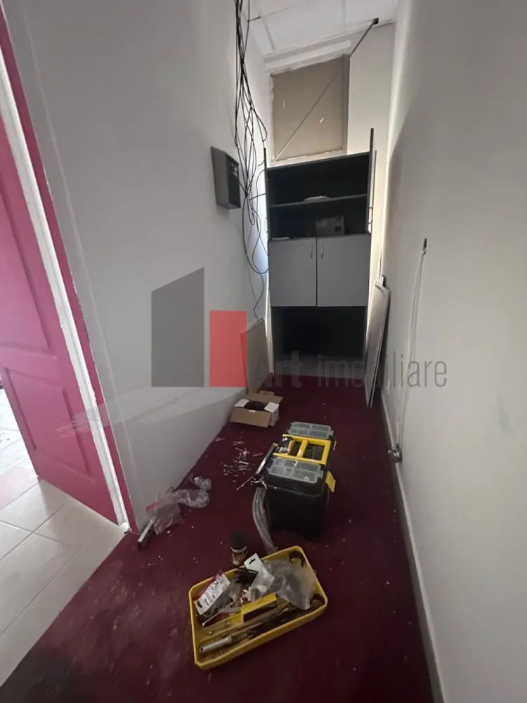 Spatiu Comercial de Inchiriat in Valea Oltului in cadrul unui complex comercial - Închiriere Spații Comerciale – Zona Valea Oltului | Complex Comercial | Vitrină

Se oferă spre închiriere patru spații comerciale situate într-un complex modern cu 20 de unități, poziționat strategic în zona Valea Oltului. Locația beneficiază de un vad comercial activ și de o vizibilitate excelentă, fiind ideală pentru retail sau servicii într-o zonă cu densitate rezidențială mare.

Complexul oferă un mediu de afaceri diversificat, asigurând un flux constant de clienți și o infrastructură modernă pentru desfășurarea activităților comerciale.

Detalii proprietate:

Suprafețe disponibile: trei spații de 20 mp și un spațiu de 40 mp

Unitățile sunt modulare, fiind separate prin pereți de rigips ce permit recompartimentarea ușoară

Flexibilitate la închiriere: spațiile se pot închiria individual, grupate câte 2, câte 3 sau toate cele 4 împreună

Spațiile se pot uni pentru a obține o suprafață totală adaptată nevoilor chiriașului

Vitrină generoasă la stradă: 5 metri liniari pentru fiecare spațiu de 20 mp și 10 metri liniari pentru spațiul de 40 mp

Unitatea de 40 mp este dotată cu grup sanitar propriu

Acces dublu: intrare principală direct din stradă și intrare secundară prin interiorul complexului

Posibilitate de amenajare terasă în față, pe trotuarul extins al complexului

Prețuri și condiții:

Chirie spațiu 20 mp: 500 Euro/lună

Chirie spațiu 40 mp: 1.000 Euro/lună

Disponibilitate imediată pentru contracte pe termen lung

Se percepe comision

Restricții activități (deja prezente în complex):

Nu se acceptă frizerie

Nu se acceptă cafenea

Nu se acceptă agenție de pariuri sportive

Avantaje și potențial comercial:

Flux pietonal intens asigurat de proximitatea zonelor rezidențiale dense din Valea Oltului

Vizibilitate maximă datorită tranzitului auto constant și vitrinelor largi

Poziționare strategică cu acces direct din trotuarul pietonal extins

Vad comercial deja format datorită celorlalte unități active din complex

Flexibilitate maximă în amenajare datorită structurii modulare și pereților de rigips

Terenul din fața spațiilor permite o expunere superioară și un acces facil pentru clienți

Zonă în continuă dezvoltare, ce garantează un aflux constant de noi clienți

Pentru mai multe detalii sau pentru programarea unei vizionări, vă stăm la dispoziție.