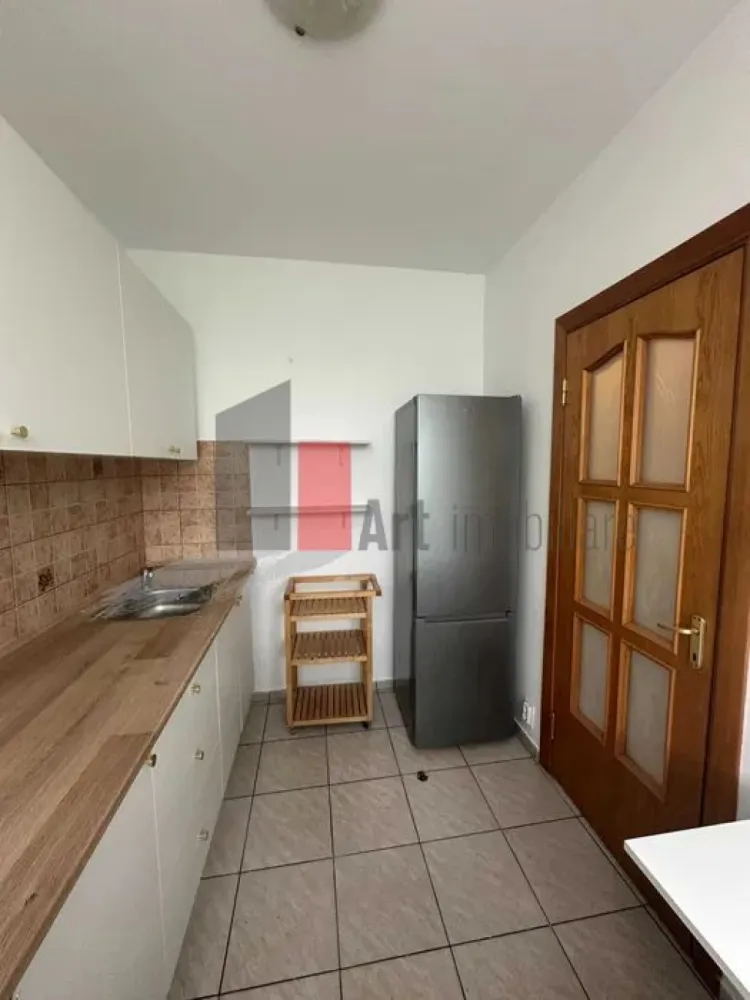 Apartament de inchiriat (pet friendly) cu 2 camere in zona Milahache/Chibrit - Apartament de închiriat în zona Mihalache, potrivit pentru persoane care își doresc un spațiu bine întreținut, amplasat într-o zonă echilibrată din punct de vedere urban, cu acces facil către puncte de interes și mijloace de transport. Proprietatea se remarcă printr-o compartimentare practică și prin faptul că a fost recent renovată, oferind un ambient curat și confortabil pentru viitorii chiriași.

Apartament 2 camere semidecomandat

Proaspăt renovat

Aproximativ 12 minute de mers pe jos până la metrou 1 Mai / Chibrit

Etaj 6 din 7, bloc cu lift

Confort 1

Complet mobilat și utilat

Bucătărie închisă

Balcon închis

Aer condiționat

Încălzire prin termoficare

Zonă liniștită, curată și verde

Locuri de parcare la liber în zonă

Pet friendly – se acceptă pisici

Condiții de închiriere: o lună chirie + o lună garanție.

Apartamentul este o alegere potrivită pentru cei care caută un echilibru între accesibilitate, liniște și funcționalitate, fiind amplasat într-o zonă bine cotată a orașului. Pentru informații suplimentare sau stabilirea unei vizionări, se poate transmite un mesaj în privat.