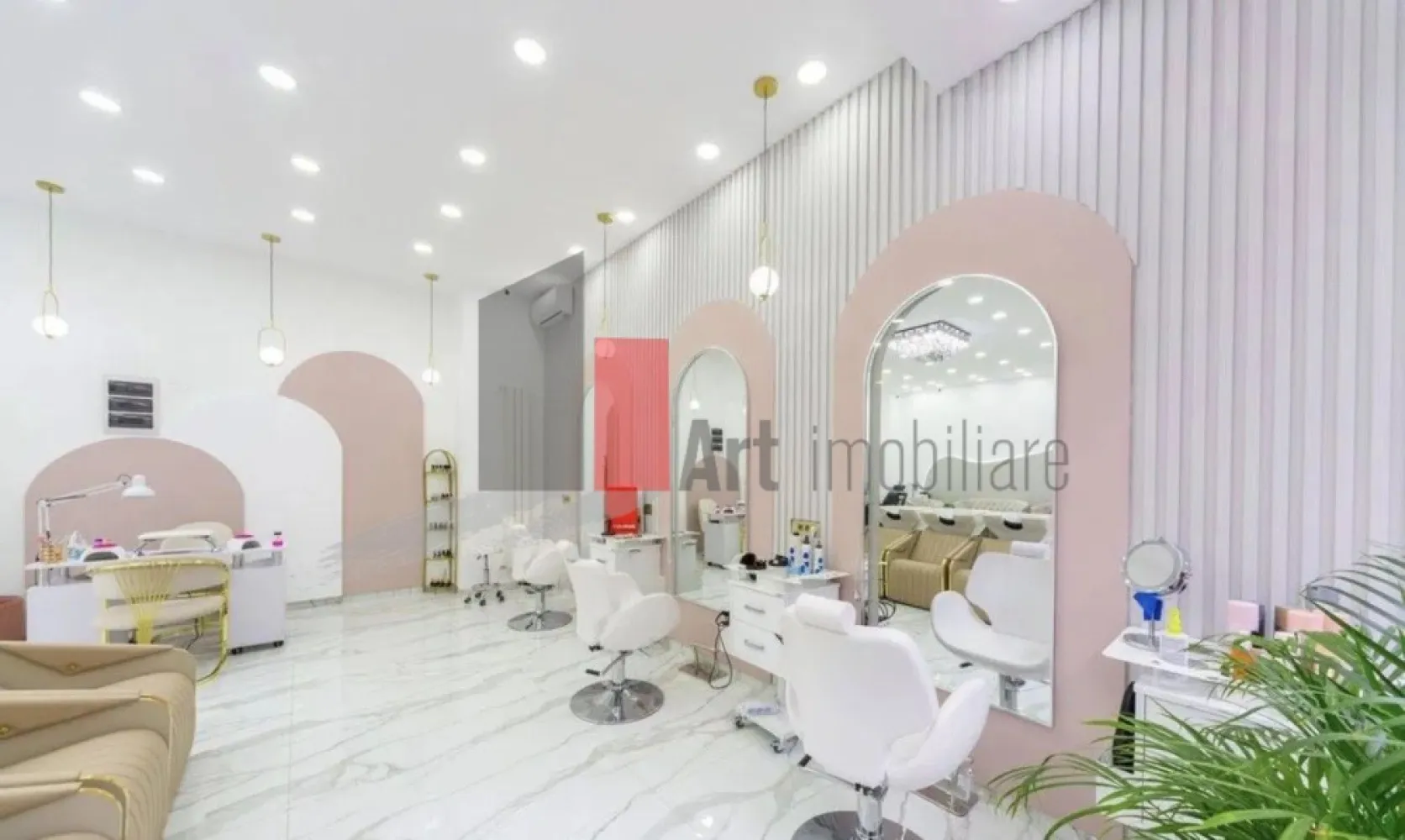 0 Comision% .Spatiu comercial de inchiriat in zona Titulescu - Spațiu comercial – Piața Victoriei / Șos. Nicolae Titulescu – trafic pietonal excelent, 0% comision

Spațiu comercial situat în zona Piața Victoriei, pe Șos. Nicolae Titulescu, cu vizibilitate foarte bună și trafic pietonal intens, ideal pentru activități comerciale sau servicii.

Suprafață utilă: 117 mp
Vitrină stradală: 10,26 ml
Spațiul este recent renovat, modern amenajat și disponibil imediat.

În prezent funcționează ca salon de înfrumusețare, complet amenajat și pregătit pentru continuarea activității fără investiții suplimentare. Se pretează însă foarte bine și pentru cafenea, showroom, magazin, clinică, birou servicii, studio sau alte activități comerciale, conversia necesitând investiții minime.

Compartimentarea este eficientă:

zonă open-space cu vitrină generoasă la stradă
camere amenajate în partea din spate
grup sanitar modern
acces secundar pentru aprovizionare / marfă

Avantaje:

trafic pietonal și auto foarte bun
vizibilitate excelentă
parcare disponibilă pe toată lungimea Șos. Titulescu
acces rapid la metrou și multiple mijloace de transport în comun
proximitate față de clădiri de birouri și zone rezidențiale
bloc reabilitat termic

Spațiu disponibil imediat.

0% comision pentru chiriaș.