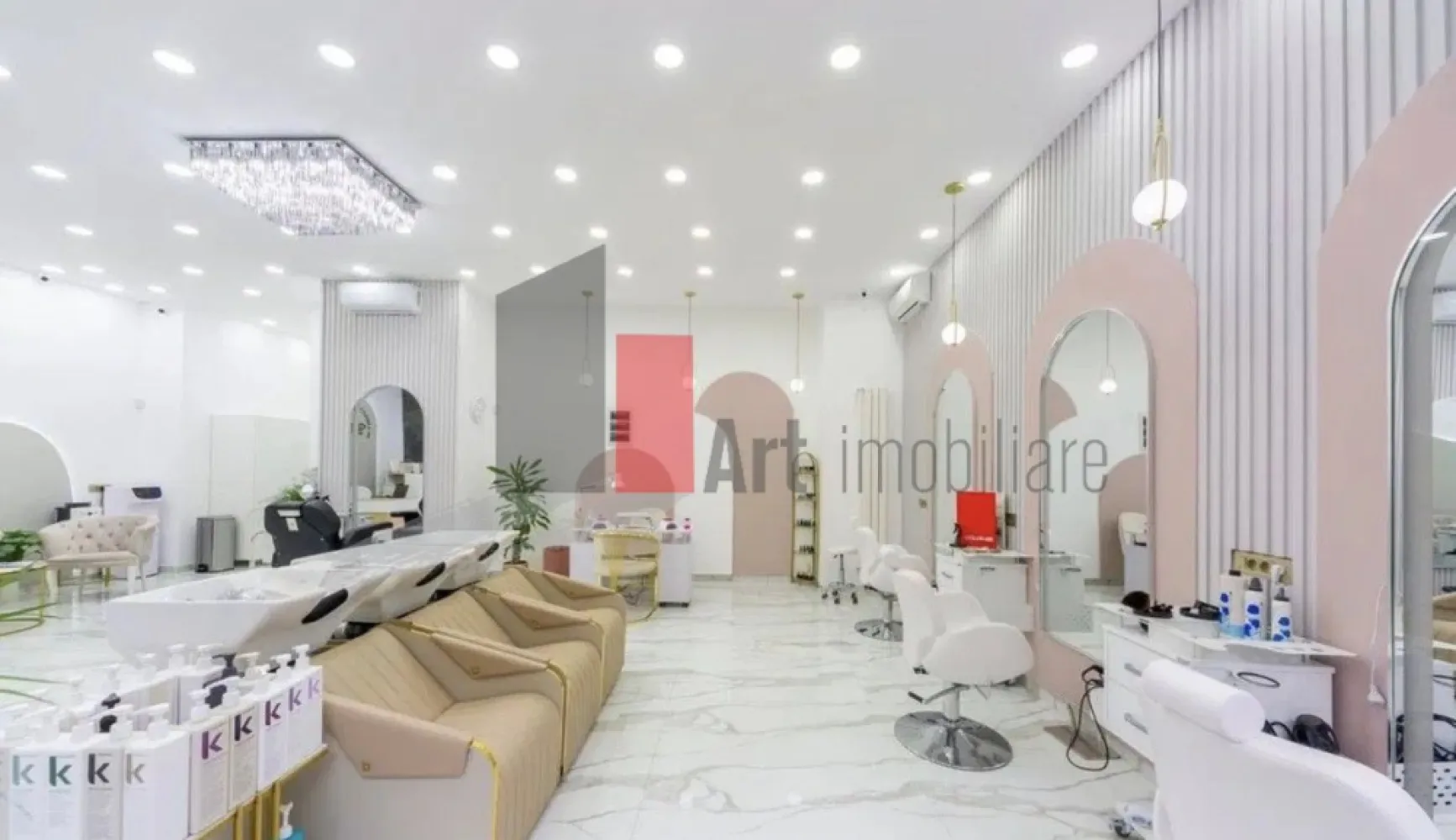 0 Comision% .Spatiu comercial de inchiriat in zona Titulescu - Spațiu comercial – Piața Victoriei / Șos. Nicolae Titulescu – trafic pietonal excelent, 0% comision

Spațiu comercial situat în zona Piața Victoriei, pe Șos. Nicolae Titulescu, cu vizibilitate foarte bună și trafic pietonal intens, ideal pentru activități comerciale sau servicii.

Suprafață utilă: 117 mp
Vitrină stradală: 10,26 ml
Spațiul este recent renovat, modern amenajat și disponibil imediat.

În prezent funcționează ca salon de înfrumusețare, complet amenajat și pregătit pentru continuarea activității fără investiții suplimentare. Se pretează însă foarte bine și pentru cafenea, showroom, magazin, clinică, birou servicii, studio sau alte activități comerciale, conversia necesitând investiții minime.

Compartimentarea este eficientă:

zonă open-space cu vitrină generoasă la stradă
camere amenajate în partea din spate
grup sanitar modern
acces secundar pentru aprovizionare / marfă

Avantaje:

trafic pietonal și auto foarte bun
vizibilitate excelentă
parcare disponibilă pe toată lungimea Șos. Titulescu
acces rapid la metrou și multiple mijloace de transport în comun
proximitate față de clădiri de birouri și zone rezidențiale
bloc reabilitat termic

Spațiu disponibil imediat.

0% comision pentru chiriaș.