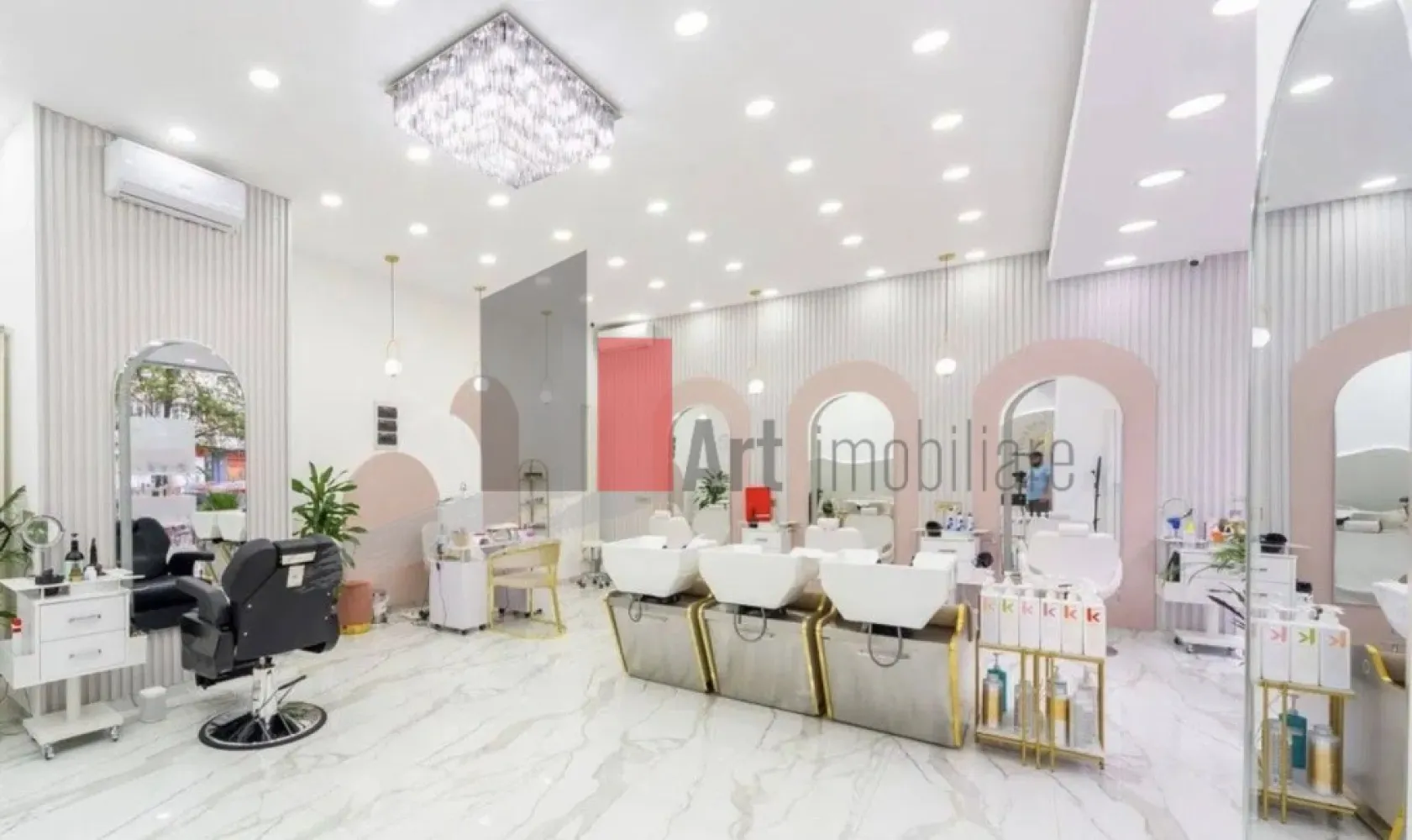 0 Comision% .Spatiu comercial de inchiriat in zona Titulescu - Spațiu comercial – Piața Victoriei / Șos. Nicolae Titulescu – trafic pietonal excelent, 0% comision

Spațiu comercial situat în zona Piața Victoriei, pe Șos. Nicolae Titulescu, cu vizibilitate foarte bună și trafic pietonal intens, ideal pentru activități comerciale sau servicii.

Suprafață utilă: 117 mp
Vitrină stradală: 10,26 ml
Spațiul este recent renovat, modern amenajat și disponibil imediat.

În prezent funcționează ca salon de înfrumusețare, complet amenajat și pregătit pentru continuarea activității fără investiții suplimentare. Se pretează însă foarte bine și pentru cafenea, showroom, magazin, clinică, birou servicii, studio sau alte activități comerciale, conversia necesitând investiții minime.

Compartimentarea este eficientă:

zonă open-space cu vitrină generoasă la stradă
camere amenajate în partea din spate
grup sanitar modern
acces secundar pentru aprovizionare / marfă

Avantaje:

trafic pietonal și auto foarte bun
vizibilitate excelentă
parcare disponibilă pe toată lungimea Șos. Titulescu
acces rapid la metrou și multiple mijloace de transport în comun
proximitate față de clădiri de birouri și zone rezidențiale
bloc reabilitat termic

Spațiu disponibil imediat.

0% comision pentru chiriaș.