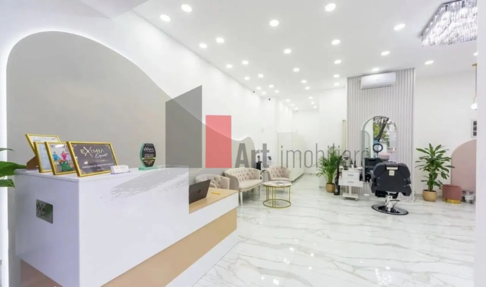 0 Comision% .Spatiu comercial de inchiriat in zona Titulescu - Spațiu comercial – Piața Victoriei / Șos. Nicolae Titulescu – trafic pietonal excelent, 0% comision

Spațiu comercial situat în zona Piața Victoriei, pe Șos. Nicolae Titulescu, cu vizibilitate foarte bună și trafic pietonal intens, ideal pentru activități comerciale sau servicii.

Suprafață utilă: 117 mp
Vitrină stradală: 10,26 ml
Spațiul este recent renovat, modern amenajat și disponibil imediat.

În prezent funcționează ca salon de înfrumusețare, complet amenajat și pregătit pentru continuarea activității fără investiții suplimentare. Se pretează însă foarte bine și pentru cafenea, showroom, magazin, clinică, birou servicii, studio sau alte activități comerciale, conversia necesitând investiții minime.

Compartimentarea este eficientă:

zonă open-space cu vitrină generoasă la stradă
camere amenajate în partea din spate
grup sanitar modern
acces secundar pentru aprovizionare / marfă

Avantaje:

trafic pietonal și auto foarte bun
vizibilitate excelentă
parcare disponibilă pe toată lungimea Șos. Titulescu
acces rapid la metrou și multiple mijloace de transport în comun
proximitate față de clădiri de birouri și zone rezidențiale
bloc reabilitat termic

Spațiu disponibil imediat.

0% comision pentru chiriaș.