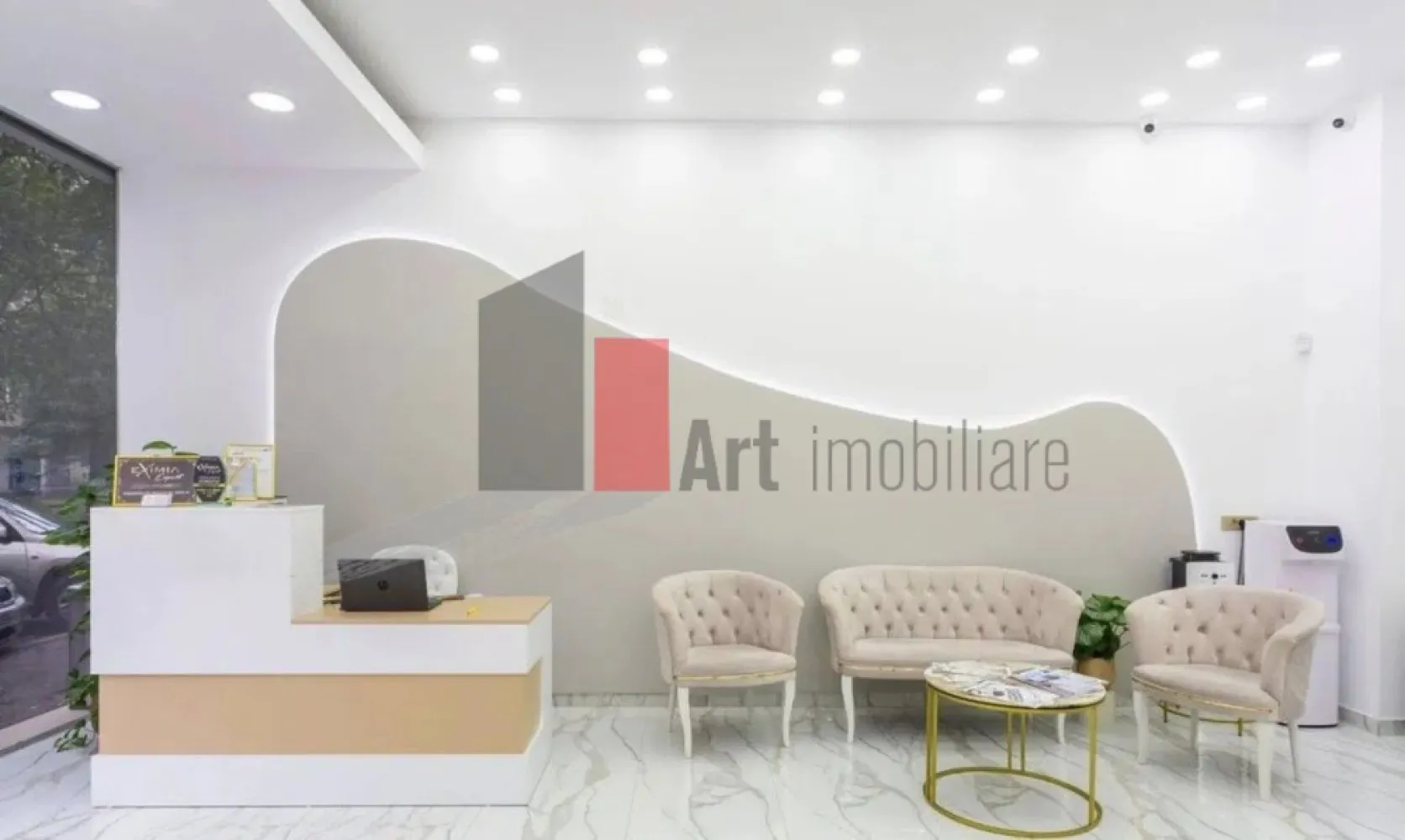 0 Comision% .Spatiu comercial de inchiriat in zona Titulescu - Spațiu comercial – Piața Victoriei / Șos. Nicolae Titulescu – trafic pietonal excelent, 0% comision

Spațiu comercial situat în zona Piața Victoriei, pe Șos. Nicolae Titulescu, cu vizibilitate foarte bună și trafic pietonal intens, ideal pentru activități comerciale sau servicii.

Suprafață utilă: 117 mp
Vitrină stradală: 10,26 ml
Spațiul este recent renovat, modern amenajat și disponibil imediat.

În prezent funcționează ca salon de înfrumusețare, complet amenajat și pregătit pentru continuarea activității fără investiții suplimentare. Se pretează însă foarte bine și pentru cafenea, showroom, magazin, clinică, birou servicii, studio sau alte activități comerciale, conversia necesitând investiții minime.

Compartimentarea este eficientă:

zonă open-space cu vitrină generoasă la stradă
camere amenajate în partea din spate
grup sanitar modern
acces secundar pentru aprovizionare / marfă

Avantaje:

trafic pietonal și auto foarte bun
vizibilitate excelentă
parcare disponibilă pe toată lungimea Șos. Titulescu
acces rapid la metrou și multiple mijloace de transport în comun
proximitate față de clădiri de birouri și zone rezidențiale
bloc reabilitat termic

Spațiu disponibil imediat.

0% comision pentru chiriaș.