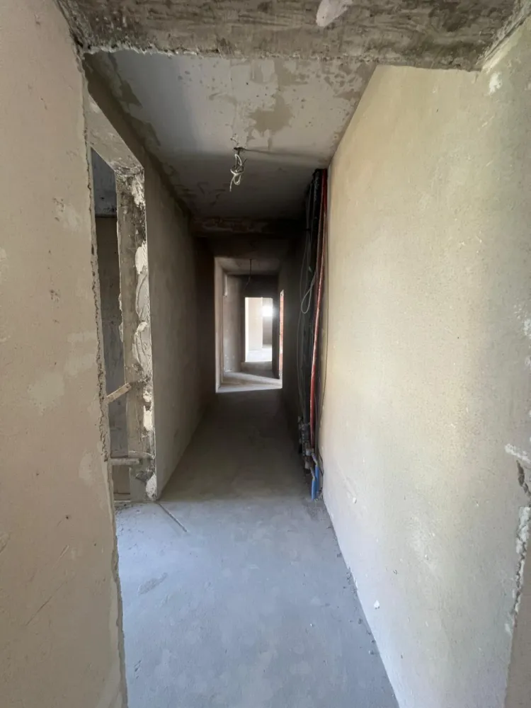 Apartament nou de vânzare în Tălmaciu – 3 Camere, 71.5mp - Descoperă confortul unui apartament modern cu 3 camere, finisat la alb, pregătit pentru amenajarea după gustul tău! Suprafață utilă: 71.5 mp &nbsp;Tălmaciu, zonă liniștită și aproape de toate punctele de interes.&nbsp;Detalii:Living spațios cu bucătărie open space2 dormitoare, 1 baieÎncălzire în pardosealăGeamuri termopan și centrală termică proprieInterfon cu cameră video, internet, lift1 loc de parcare inclus în preț&nbsp;Etaje disponibile: 1, 2, 3, 4, 5. &nbsp;Preț: 1.450 euro/mp ideal pentru locuit sau investiție – apartamente noi, bine compartimentate și cu dotări moderne!