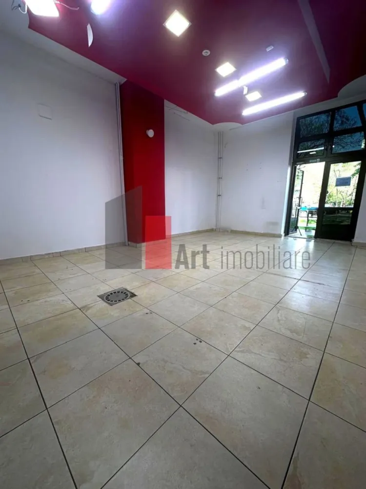 Spatiu comercial de inchiriat zona/cartier Giurgiului - Închiriere Spațiu Comercial – Zona Giurgiului | 38 mp | Grup Sanitar și Vestiar

Se oferă spre închiriere un spațiu comercial practic și compact, cu o suprafață de 38 mp, situat în zona Giurgiului, într-o zonă cu acces facil și trafic pietonal constant. Proprietatea este bine întreținută și pregătită pentru desfășurarea imediată a activității.

Spațiul este ideal pentru diverse activități precum retail, servicii de proximitate, birou sau cabinet.

Detalii spațiu:

Suprafață utilă: aproximativ 38 mp
Compartimentare eficientă
Grup sanitar propriu
Vestiar (ideal pentru personal sau depozitare)
Acces direct din stradă
Vizibilitate bună

Utilități și facilități:

Aer condiționat (încălzire și răcire)
Fără gaz – funcționare electrică
Apă, curent (trifazat), canalizare
Contorizare individuală
Spațiu gata de utilizare

Avantaje:

Zonă activă – cartier Giurgiului
Acces rapid către mijloace de transport în comun
Costuri reduse de întreținere
Configurație practică, rară (include vestiar)
Ușor de adaptat pentru orice tip de activitate

Condiții de închiriere:

Chirie + garanție
Disponibil imediat
Contract de închiriere

Pentru detalii suplimentare sau programarea unei vizionări, nu ezitați să ne contactați.
